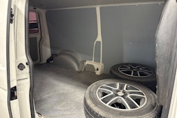 valkoinen Volkswagen Transporter 2017 kuva 10.