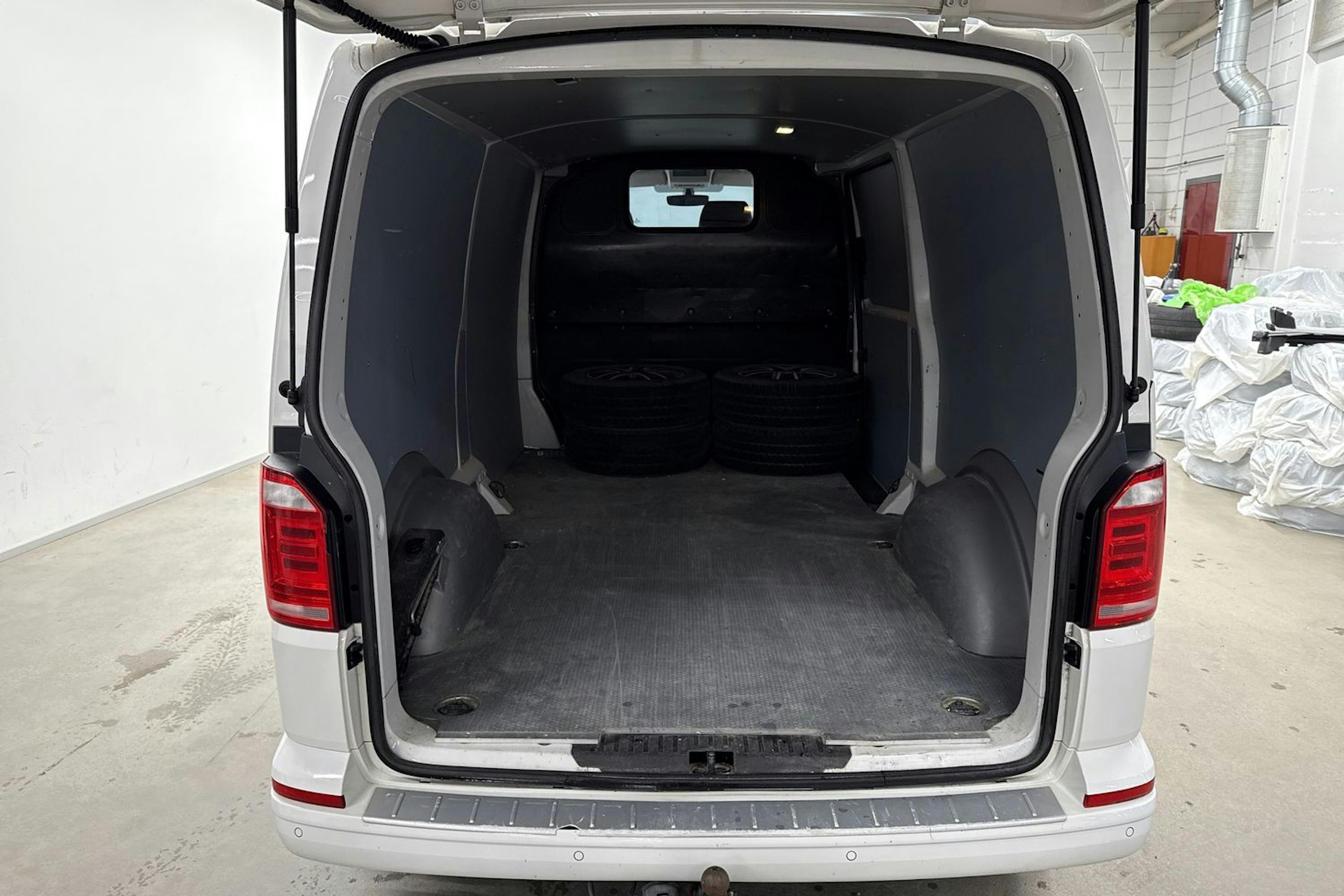 valkoinen Volkswagen Transporter 2017 kuva 12.