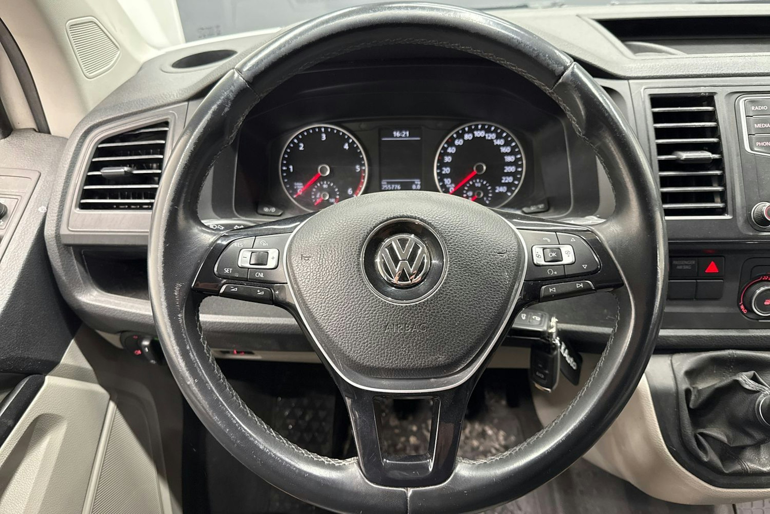 valkoinen Volkswagen Transporter 2017 kuva 15.