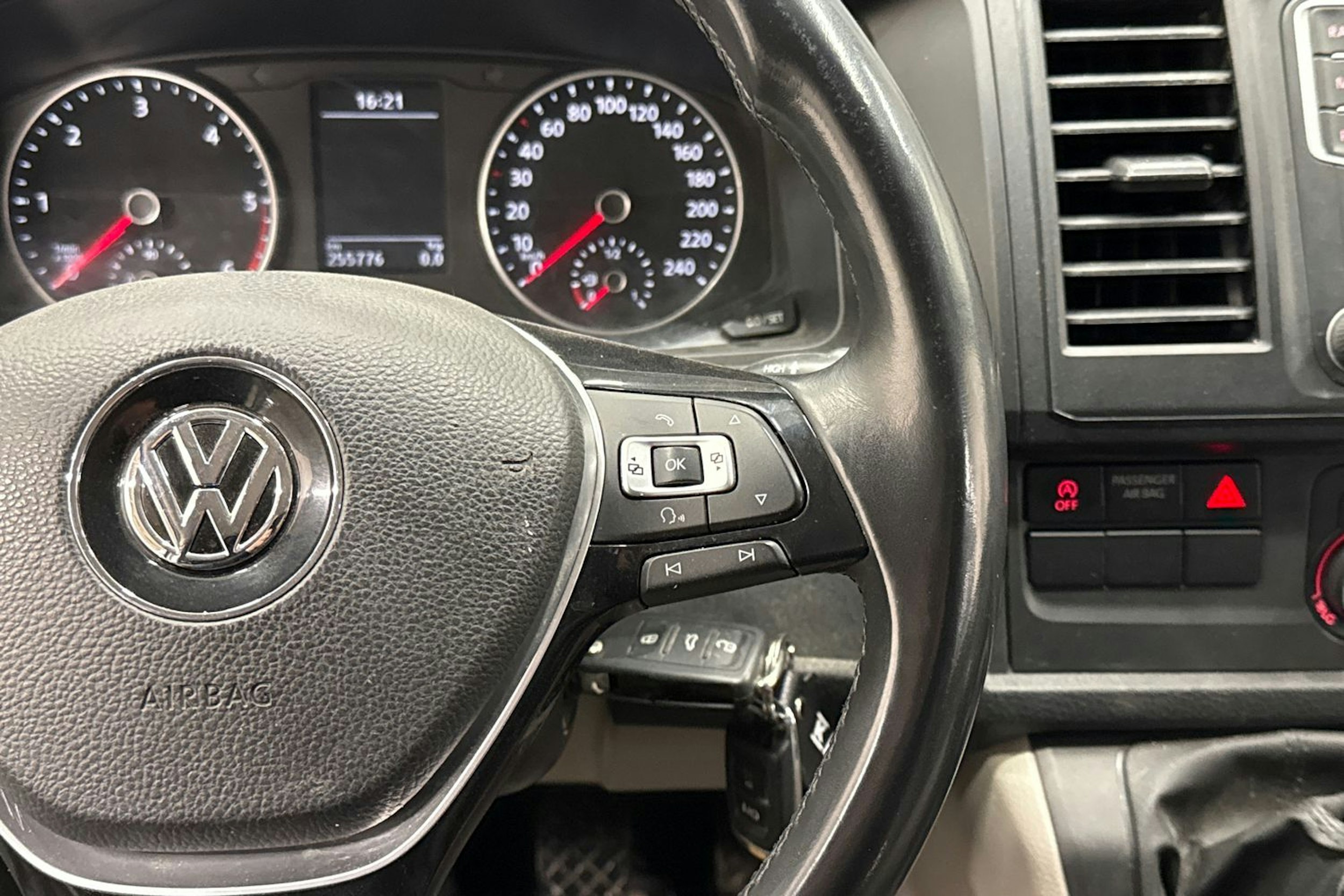 valkoinen Volkswagen Transporter 2017 kuva 17.