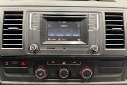 valkoinen Volkswagen Transporter 2017 kuva 18.