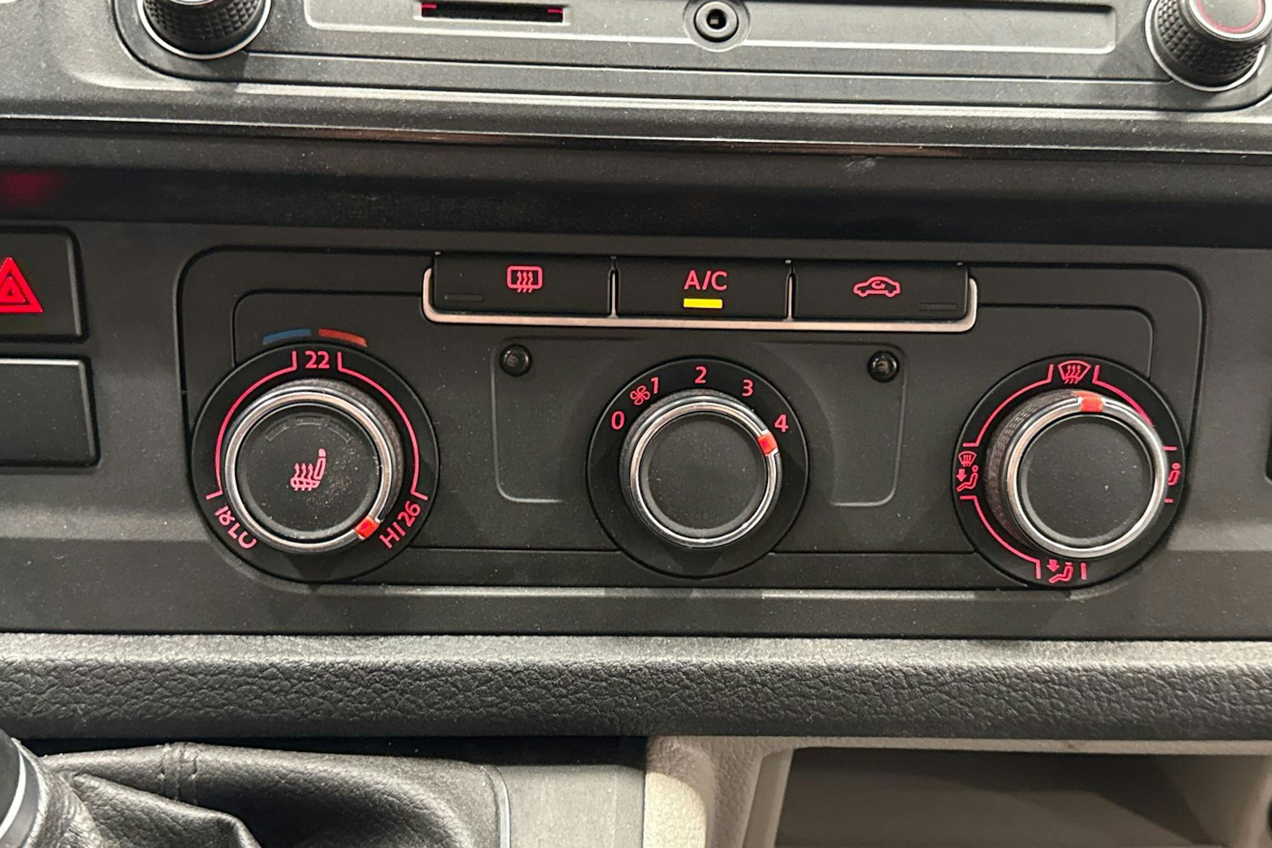 valkoinen Volkswagen Transporter 2017 kuva 20.