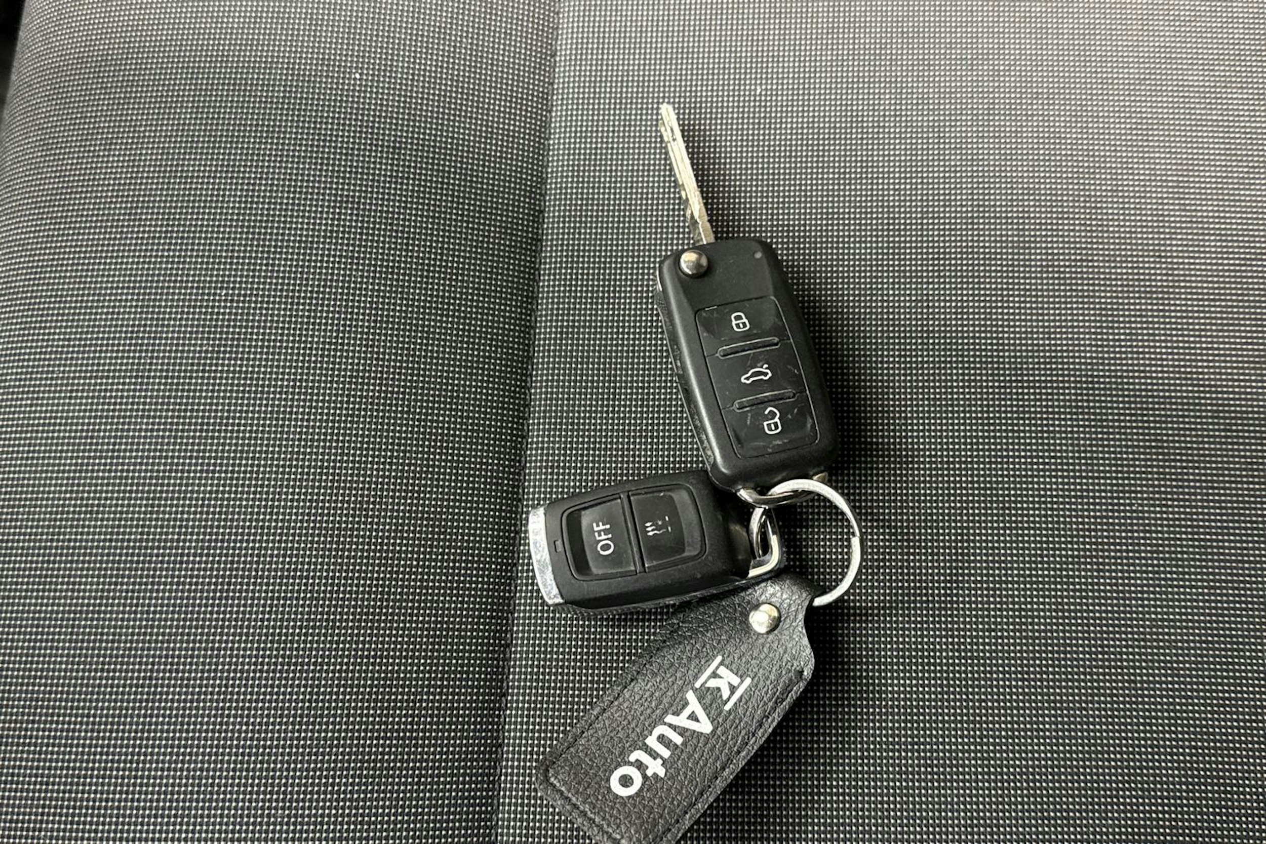 valkoinen Volkswagen Transporter 2017 kuva 22.