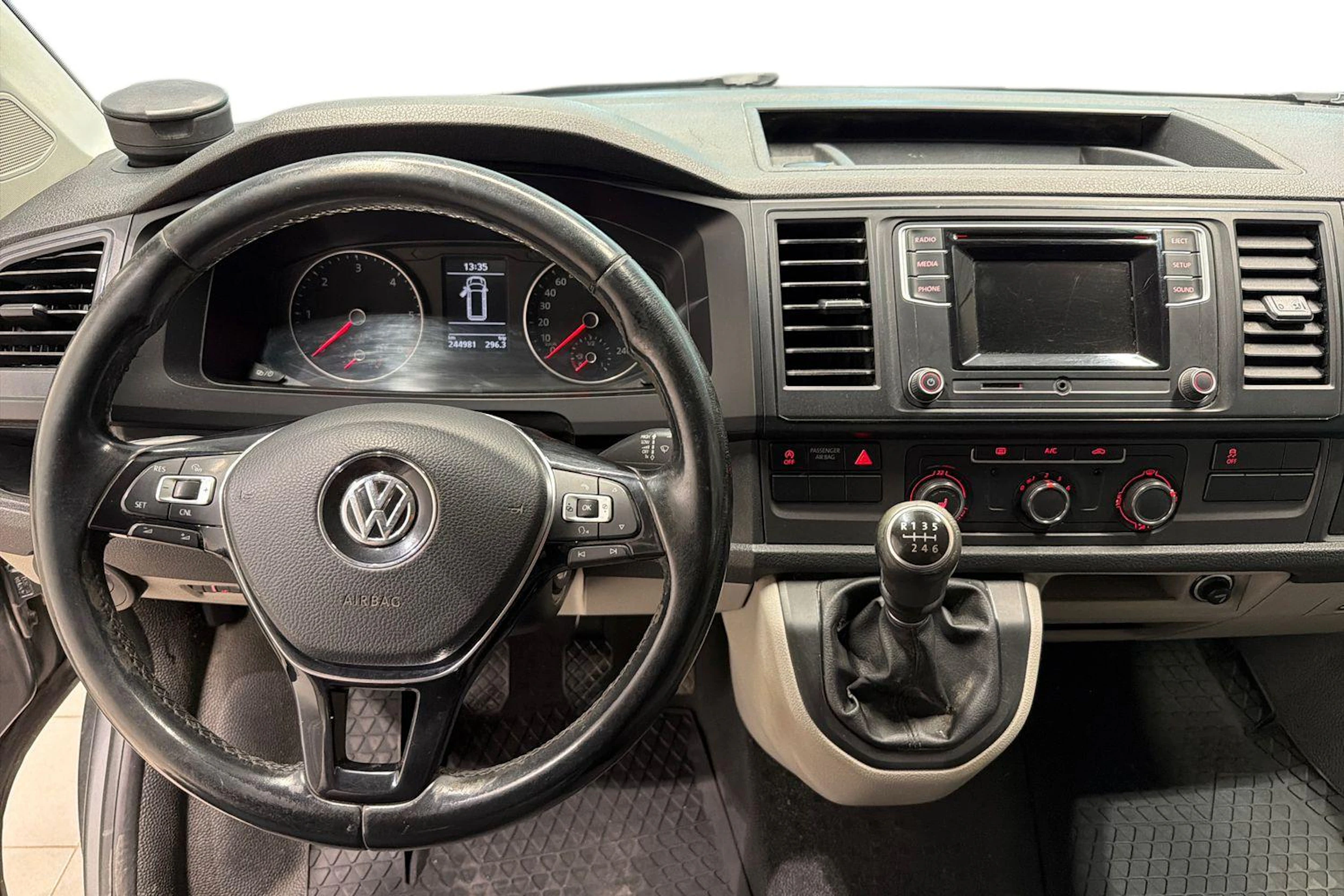harmaa Volkswagen Transporter 2018 kuva 9.