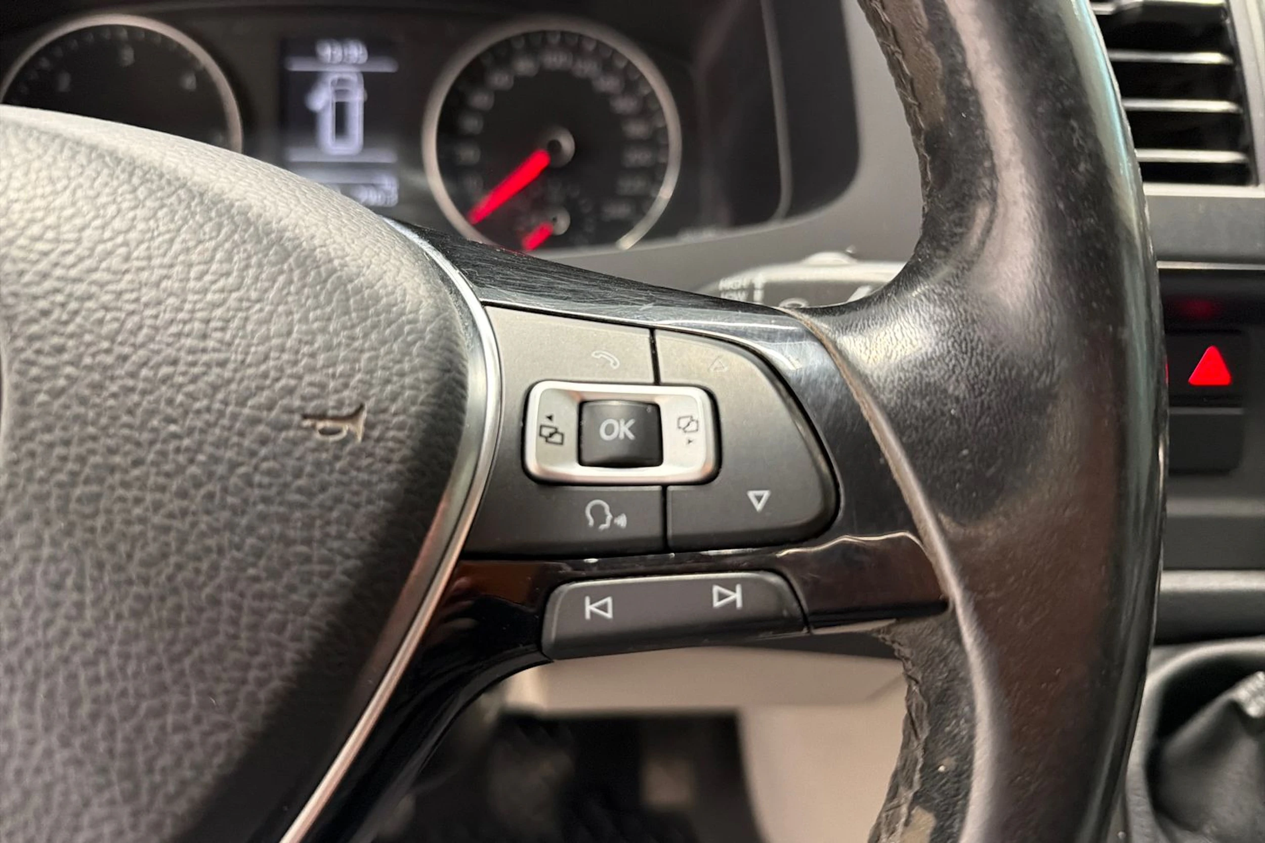 harmaa Volkswagen Transporter 2018 kuva 15.