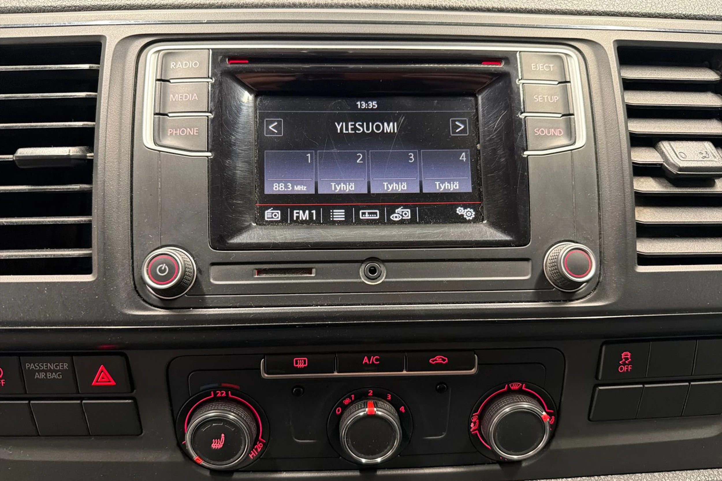 harmaa Volkswagen Transporter 2018 kuva 16.