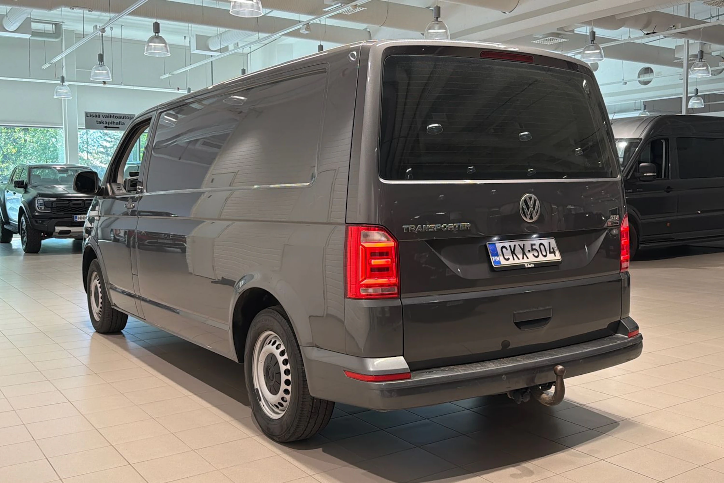 harmaa Volkswagen Transporter 2018 kuva 20.