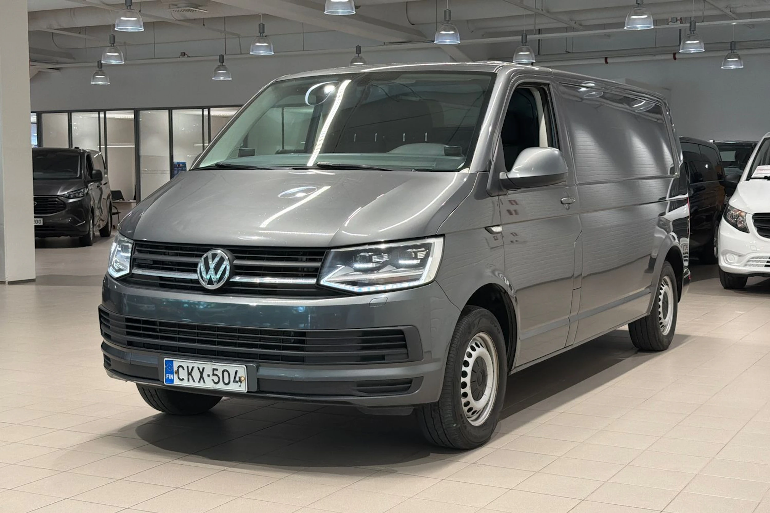 harmaa Volkswagen Transporter 2018 kuva 21.