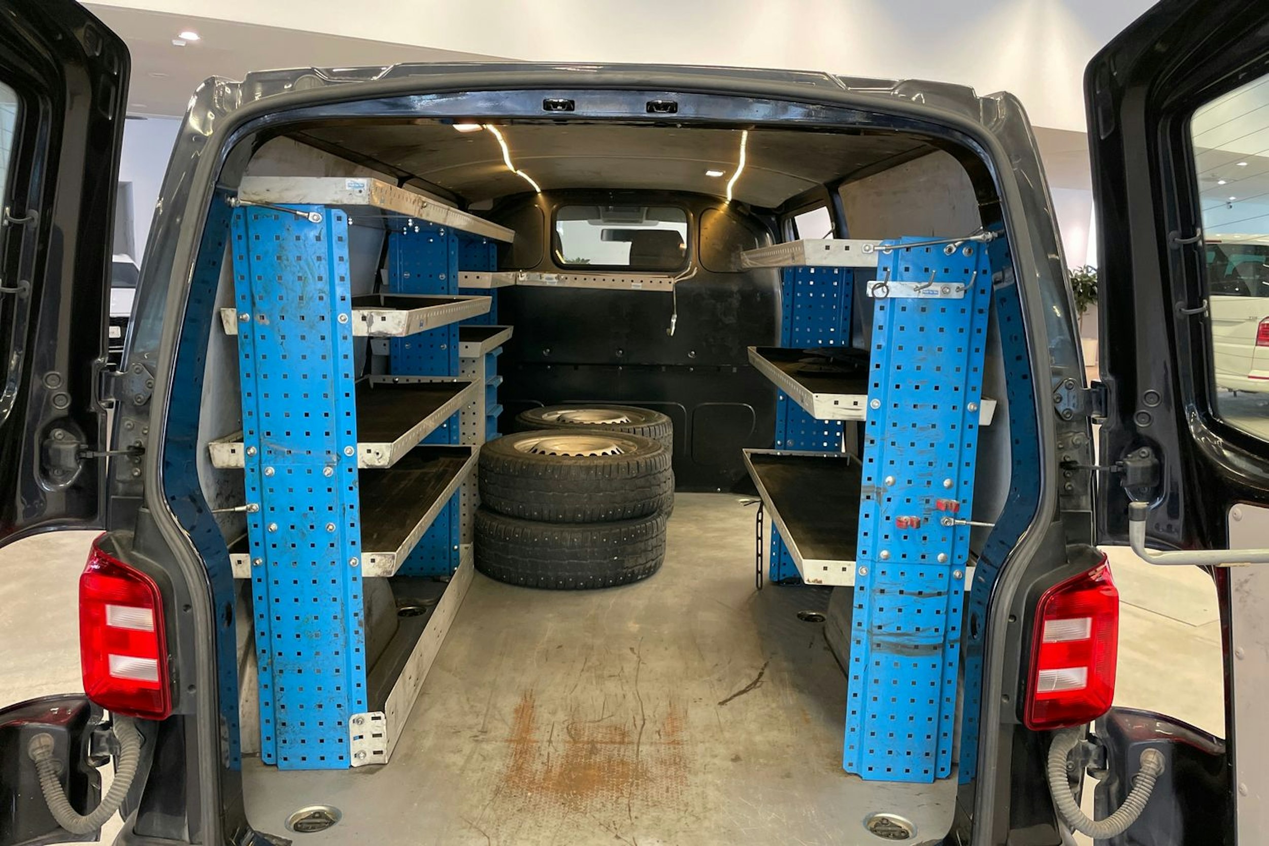 musta Volkswagen Transporter 2017 kuva 17.