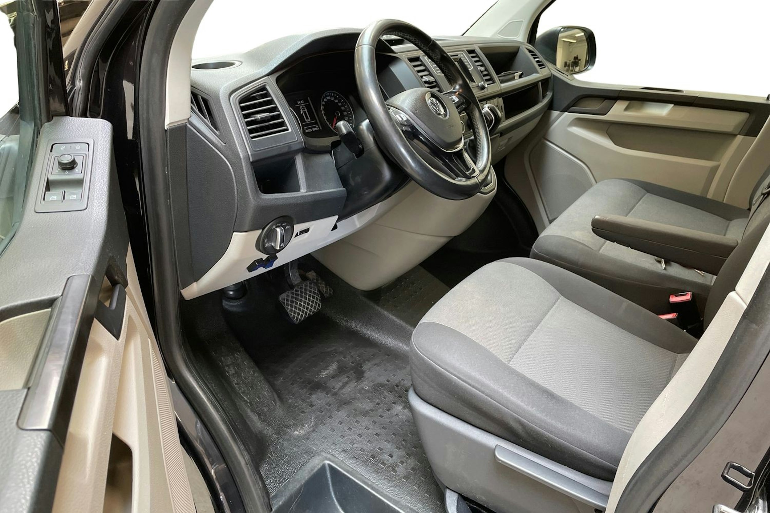 musta Volkswagen Transporter 2017 kuva 7.