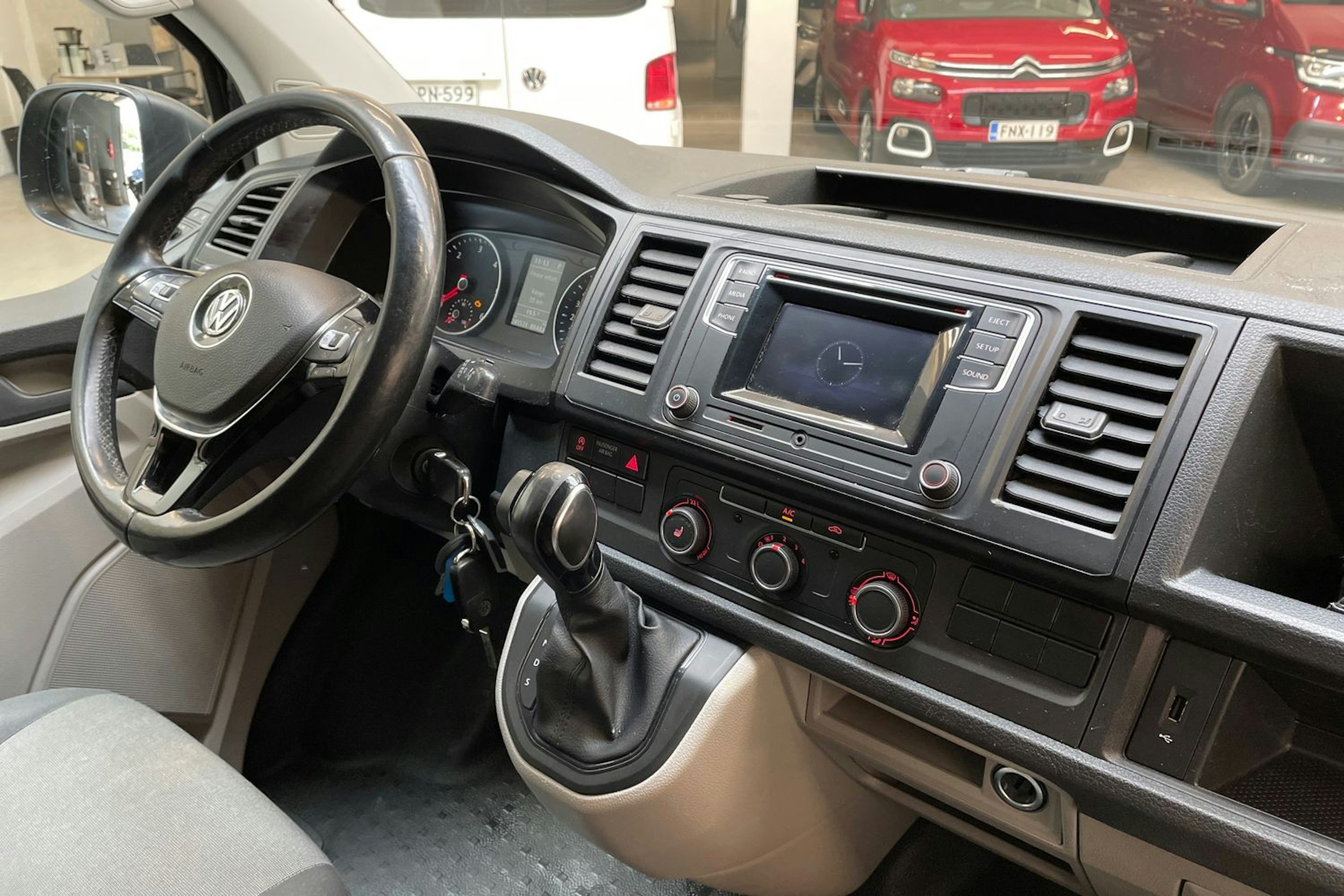 musta Volkswagen Transporter 2017 kuva 13.