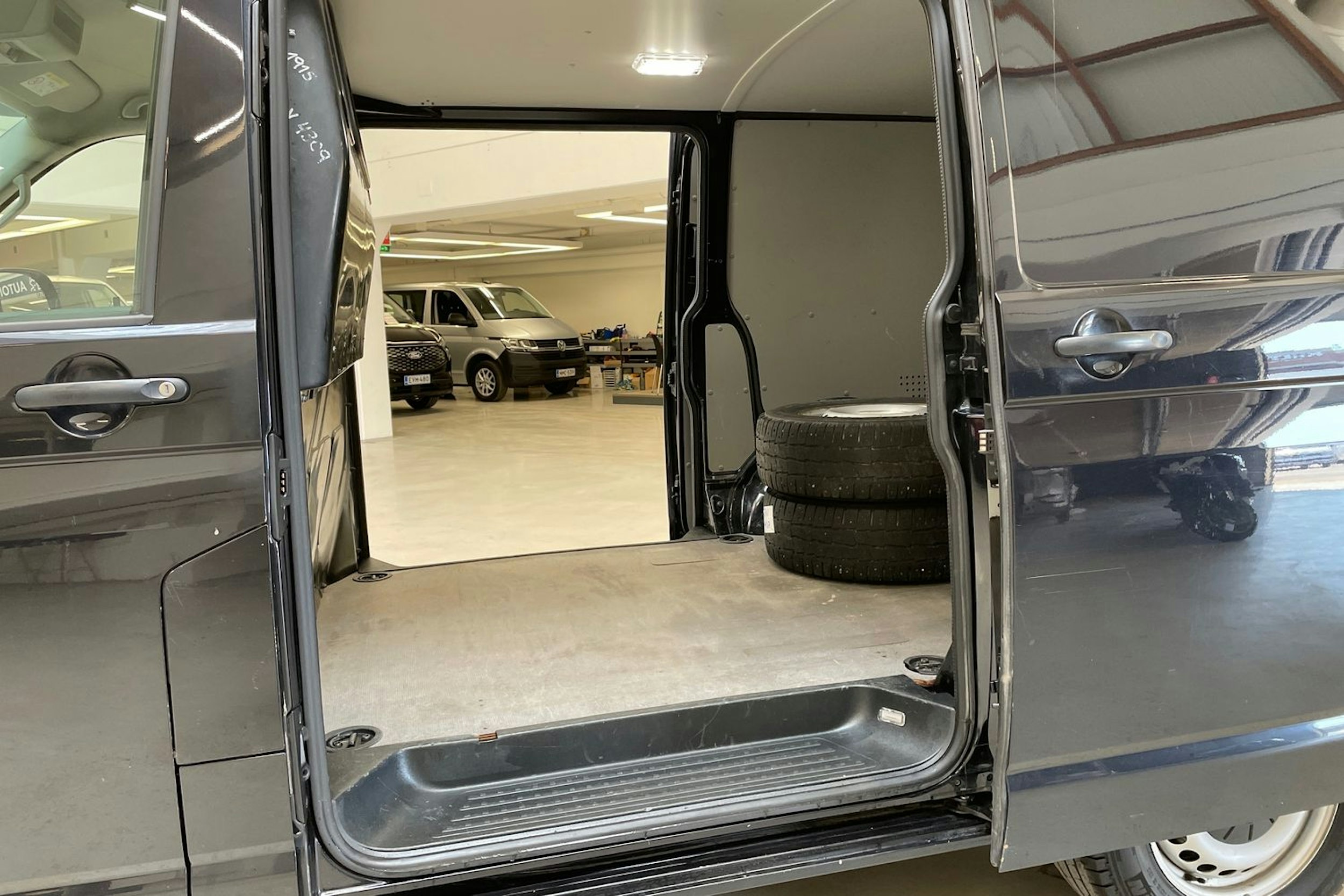 musta Volkswagen Transporter 2017 kuva 15.