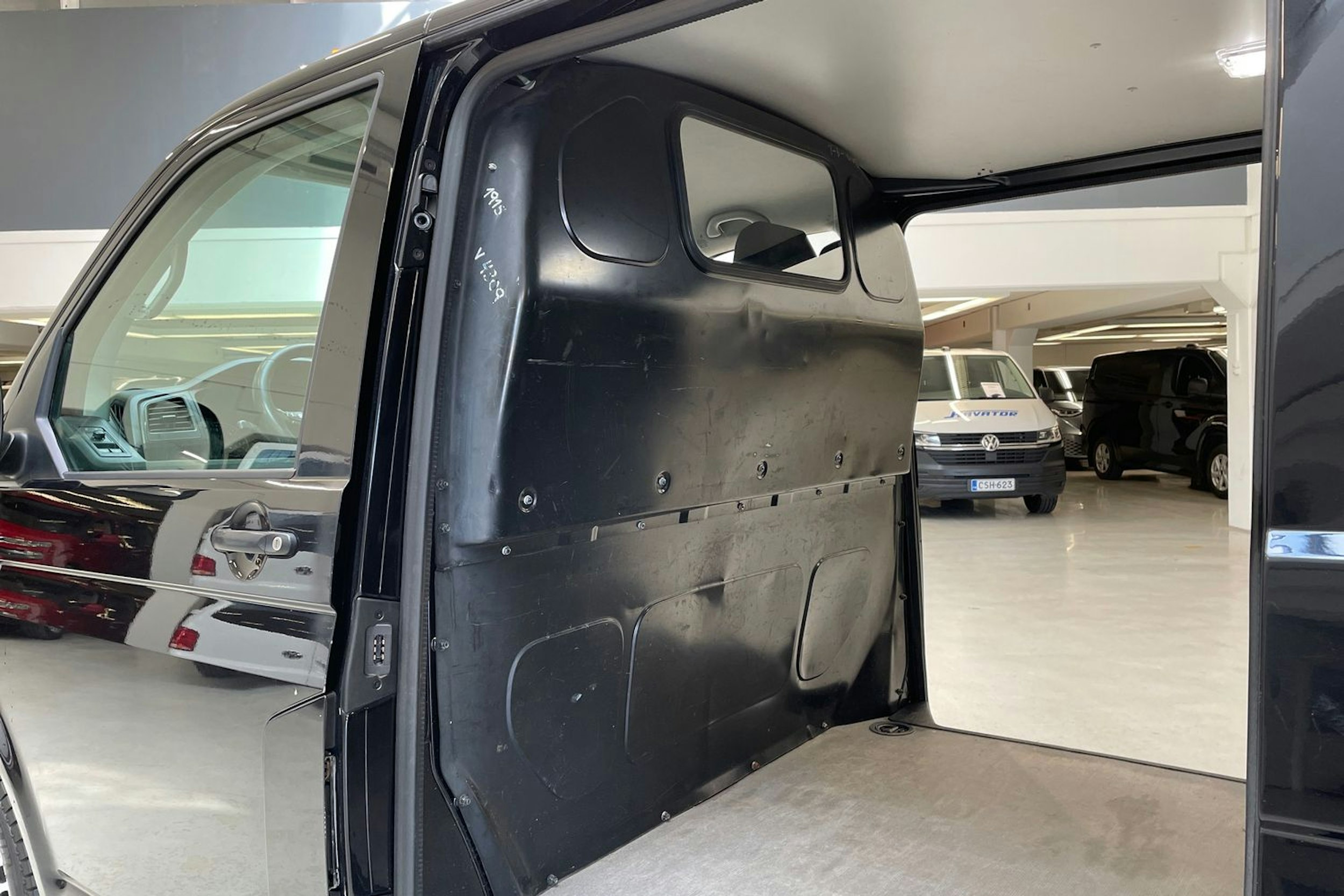 musta Volkswagen Transporter 2017 kuva 16.
