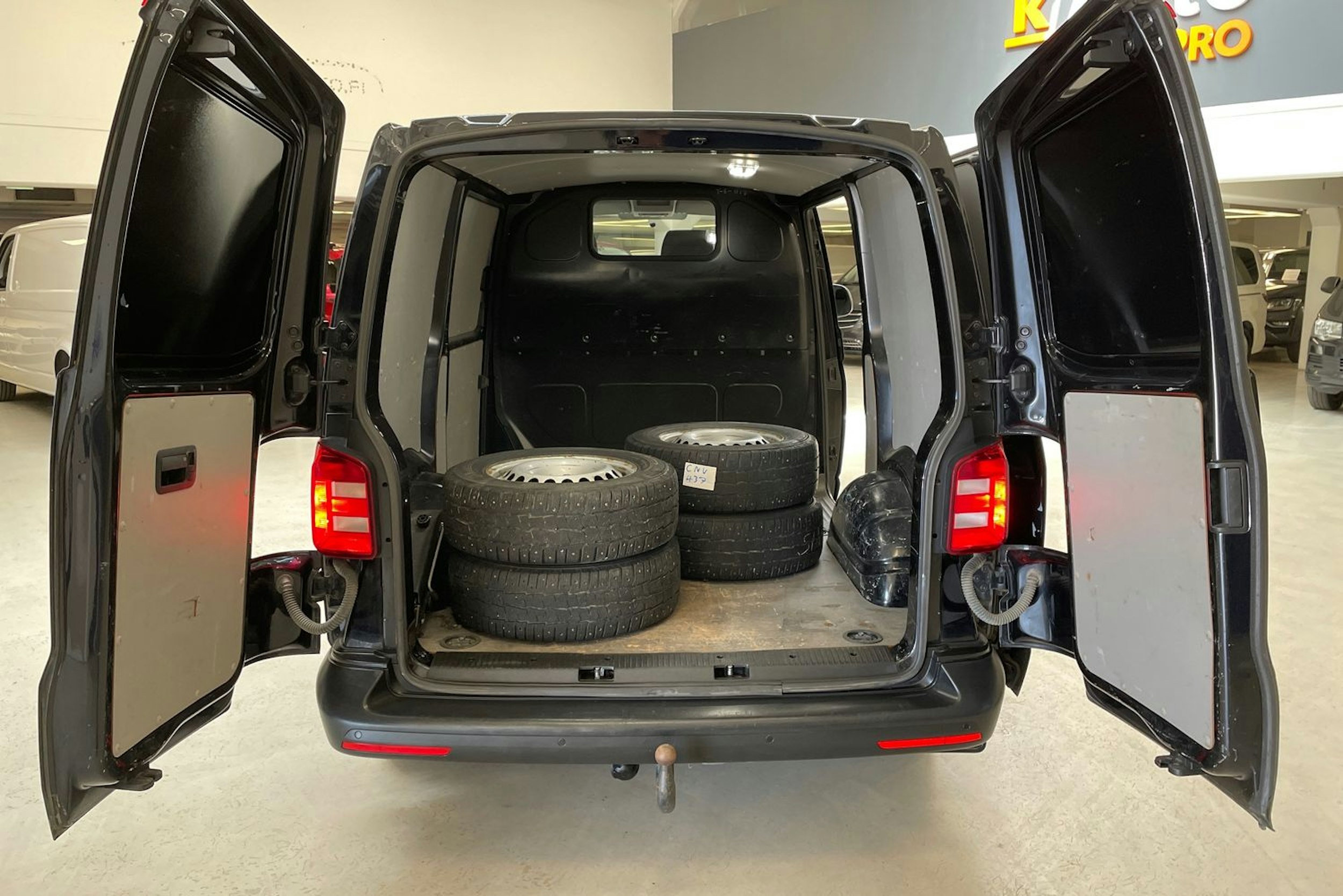 musta Volkswagen Transporter 2017 kuva 18.