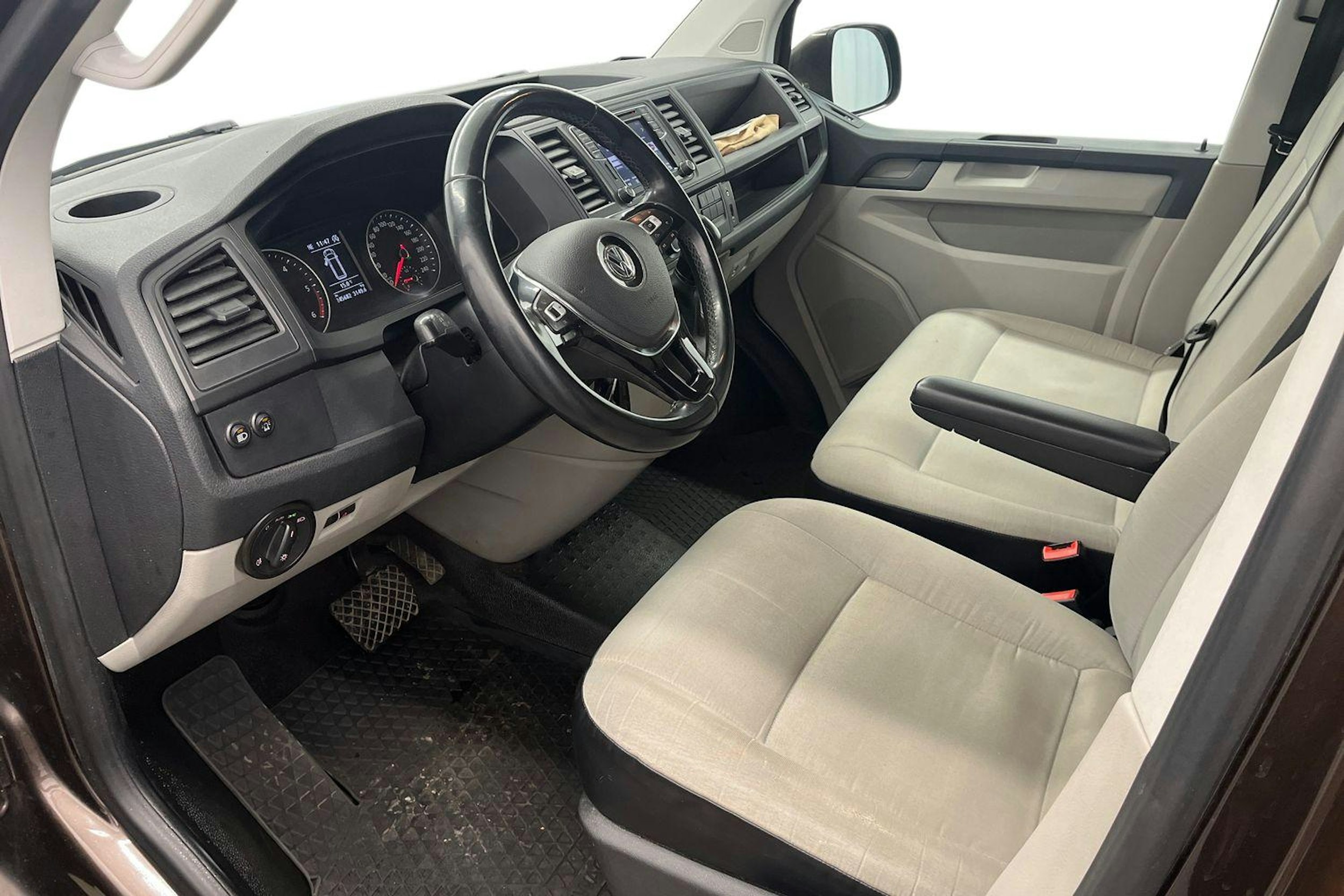 ruskea (beige) Volkswagen Transporter 2017 kuva 8.