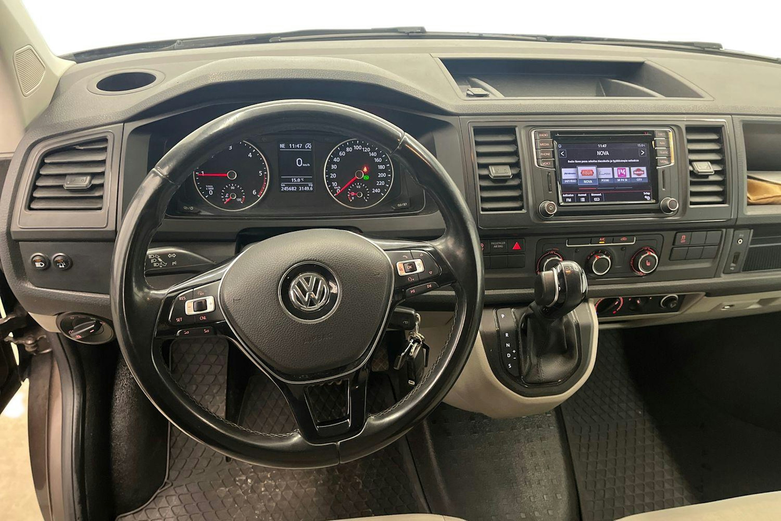 ruskea (beige) Volkswagen Transporter 2017 kuva 9.