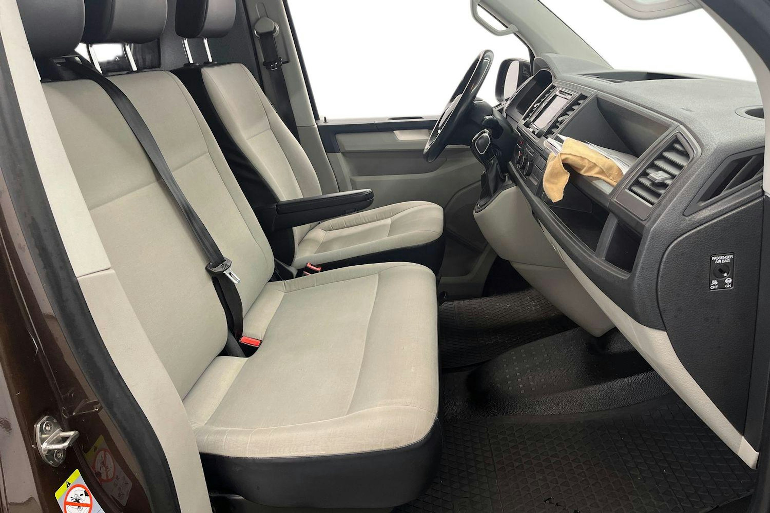 ruskea (beige) Volkswagen Transporter 2017 kuva 11.