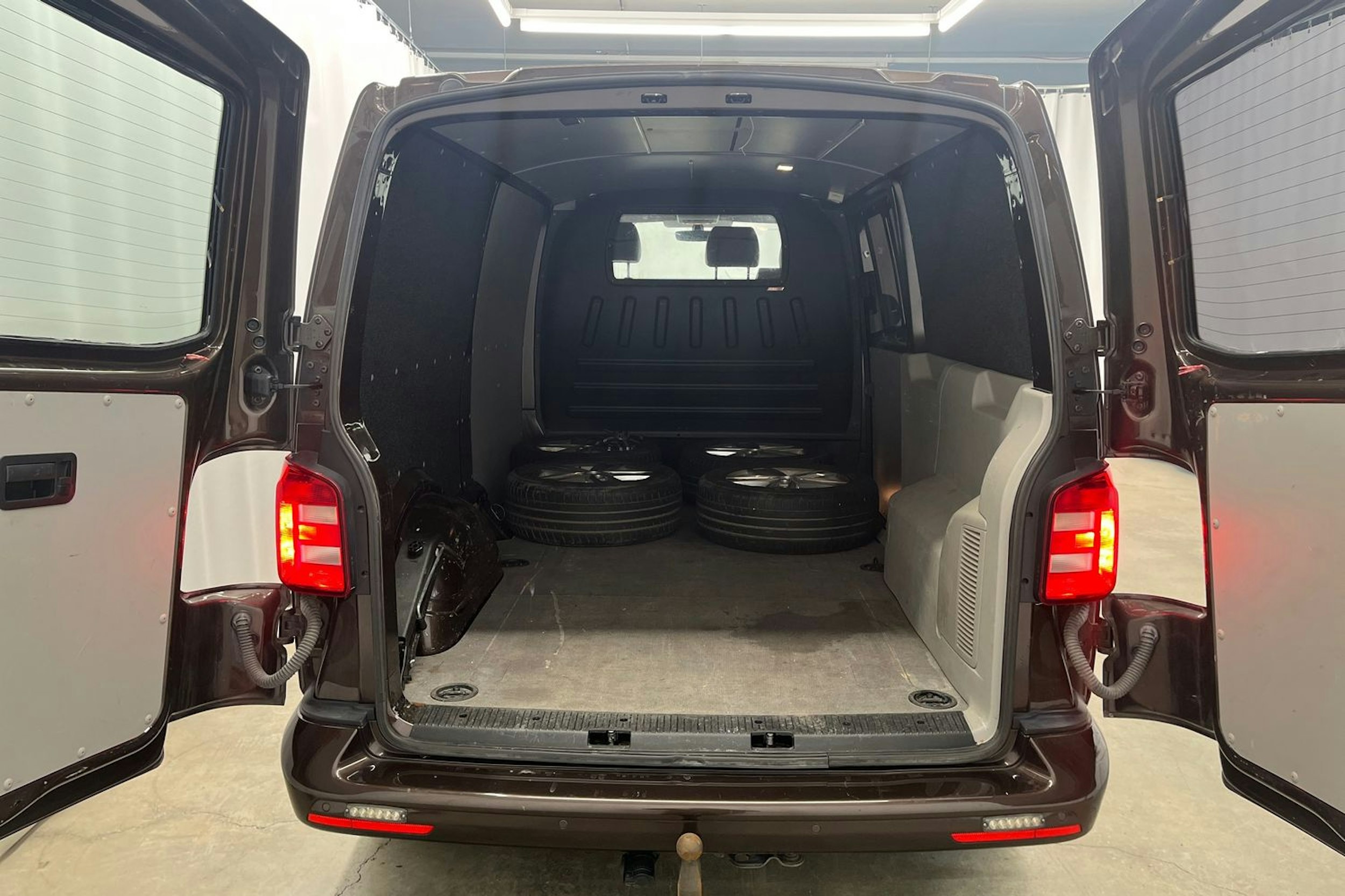 ruskea (beige) Volkswagen Transporter 2017 kuva 15.