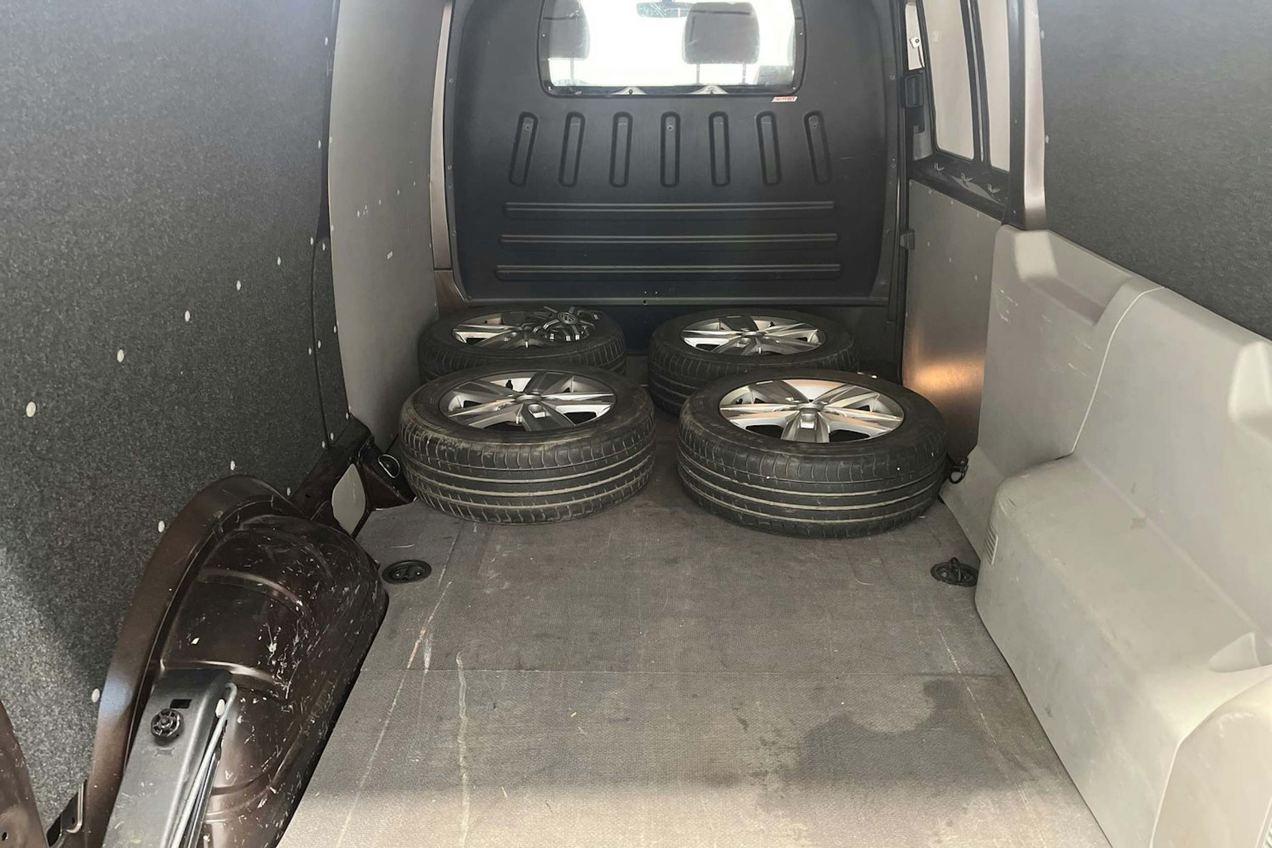 ruskea (beige) Volkswagen Transporter 2017 kuva 16.