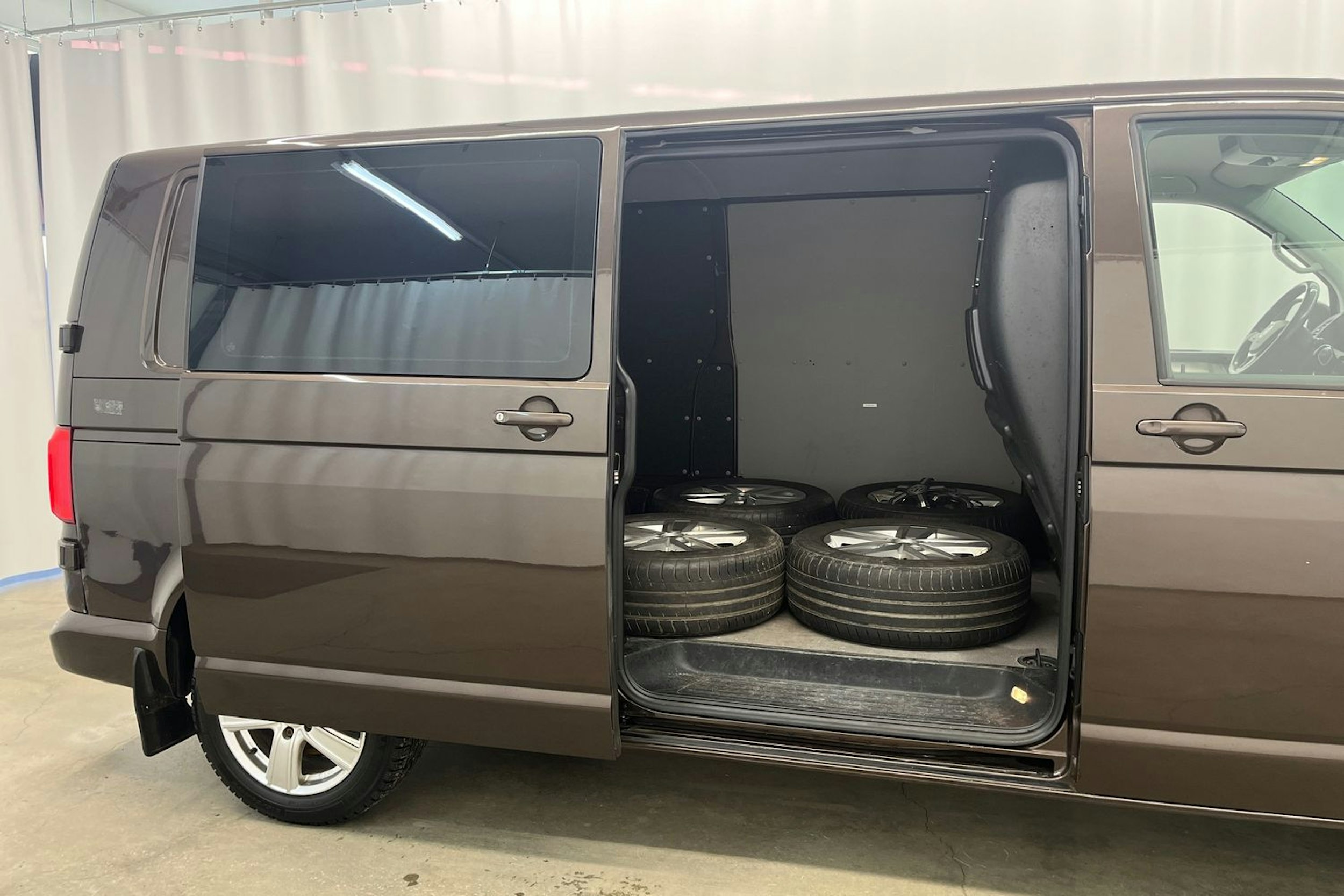 ruskea (beige) Volkswagen Transporter 2017 kuva 17.