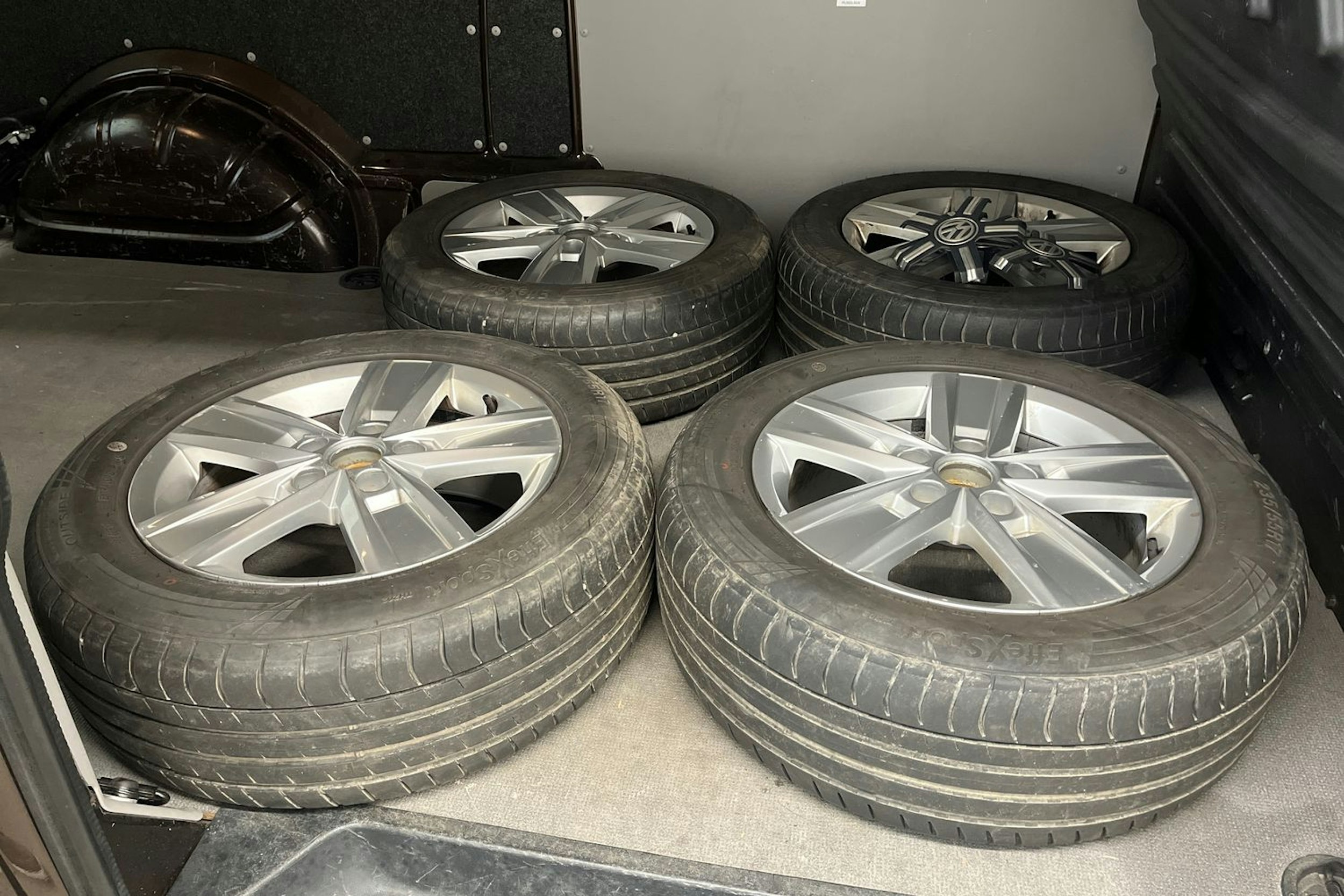 ruskea (beige) Volkswagen Transporter 2017 kuva 18.