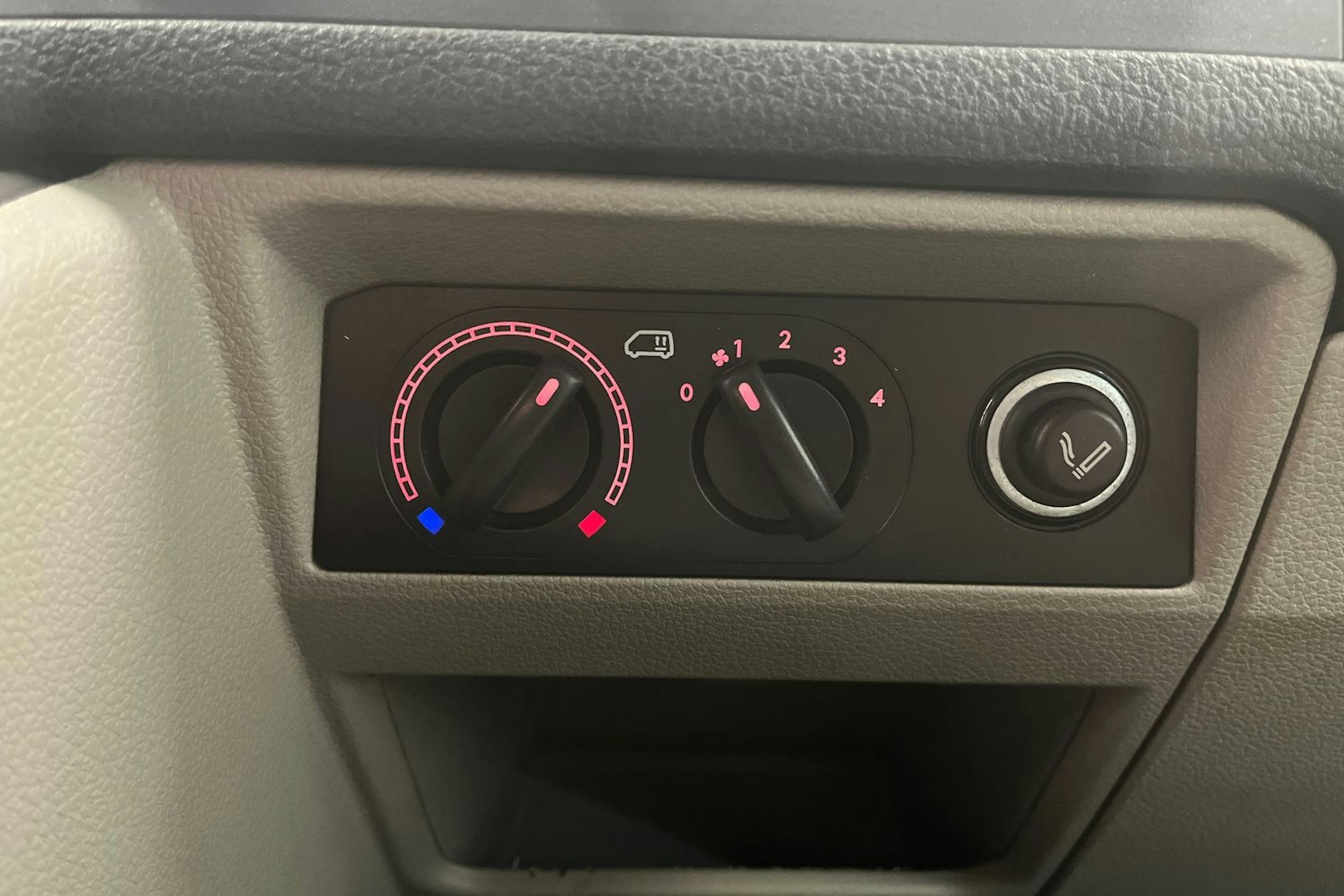 ruskea (beige) Volkswagen Transporter 2017 kuva 24.