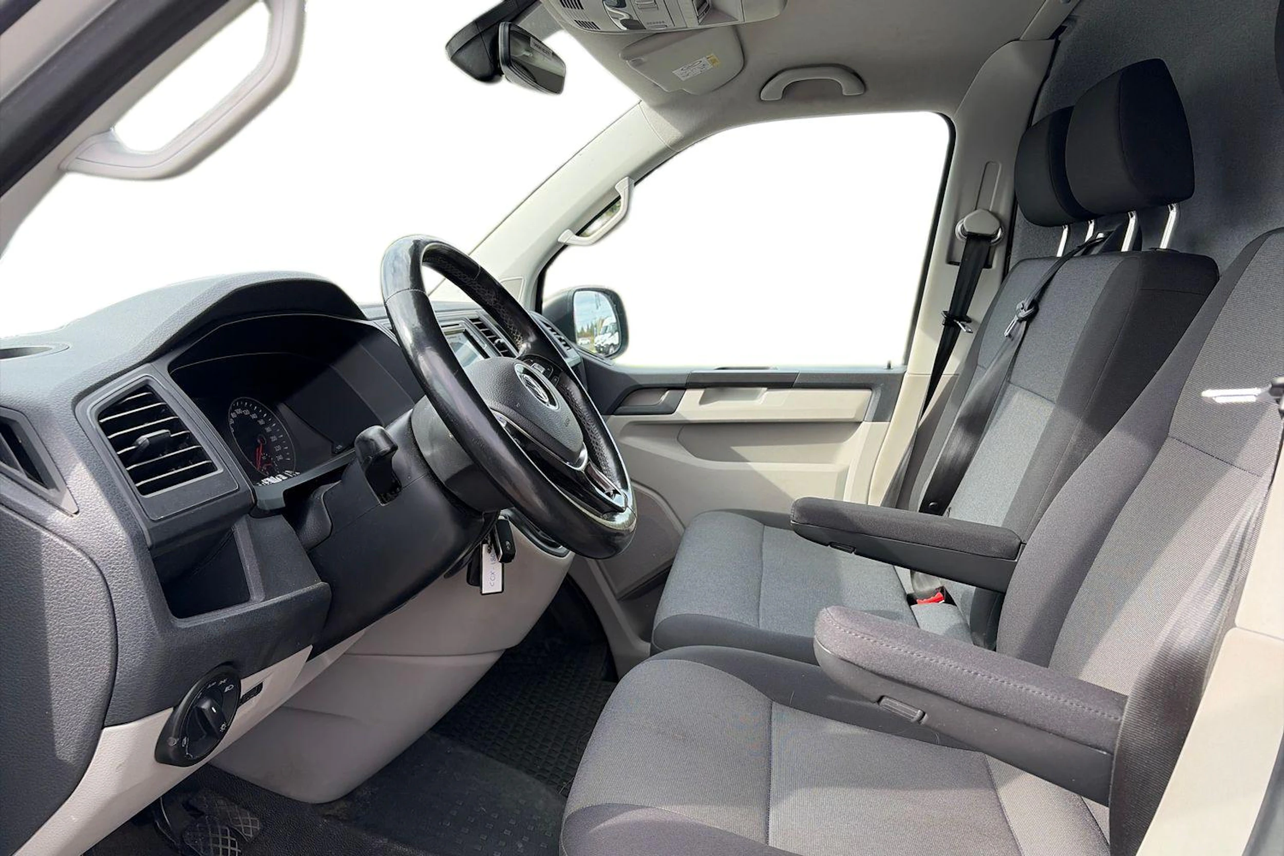 valkoinen Volkswagen Transporter 2017 kuva 3.