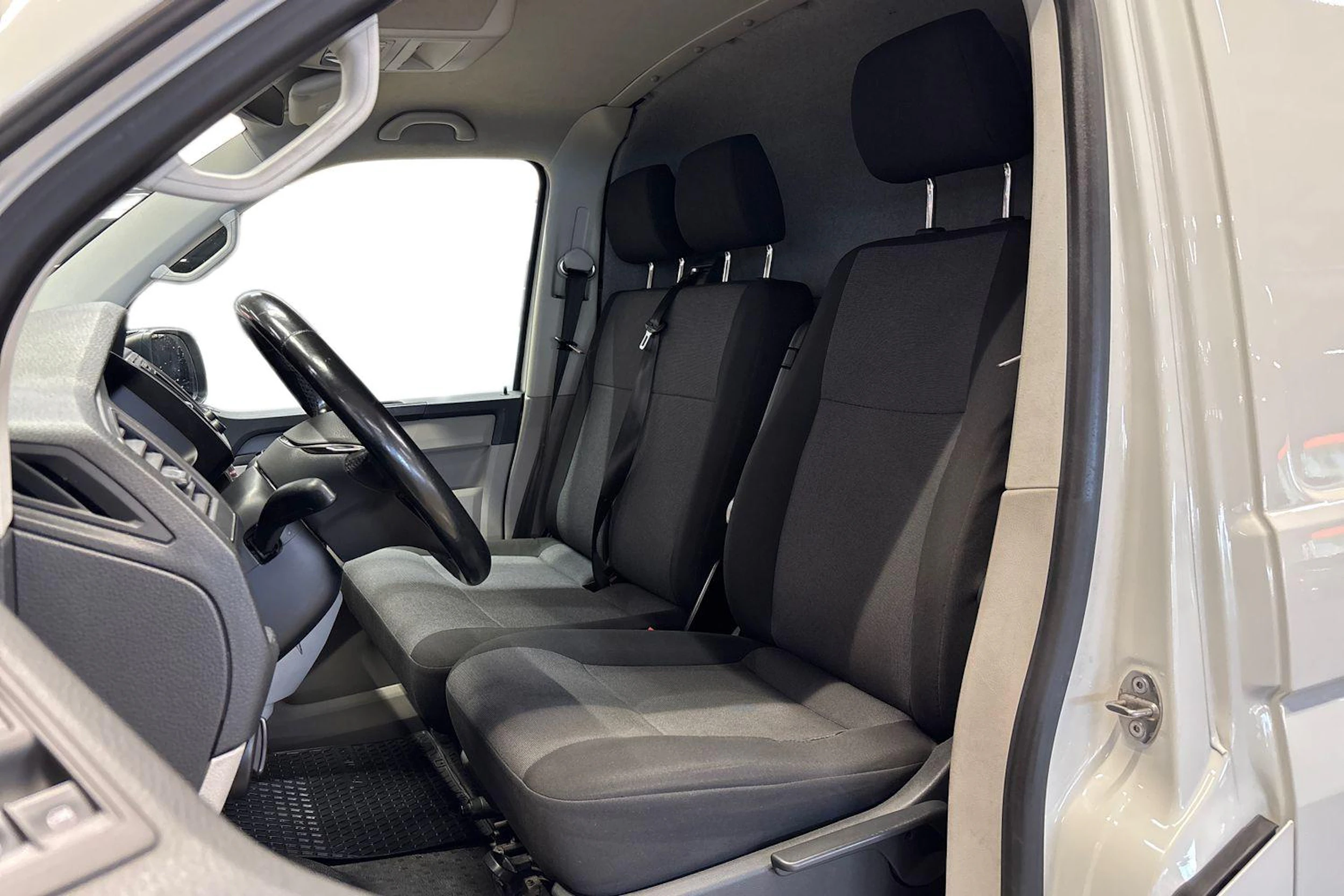 valkoinen Volkswagen Transporter 2017 kuva 8.