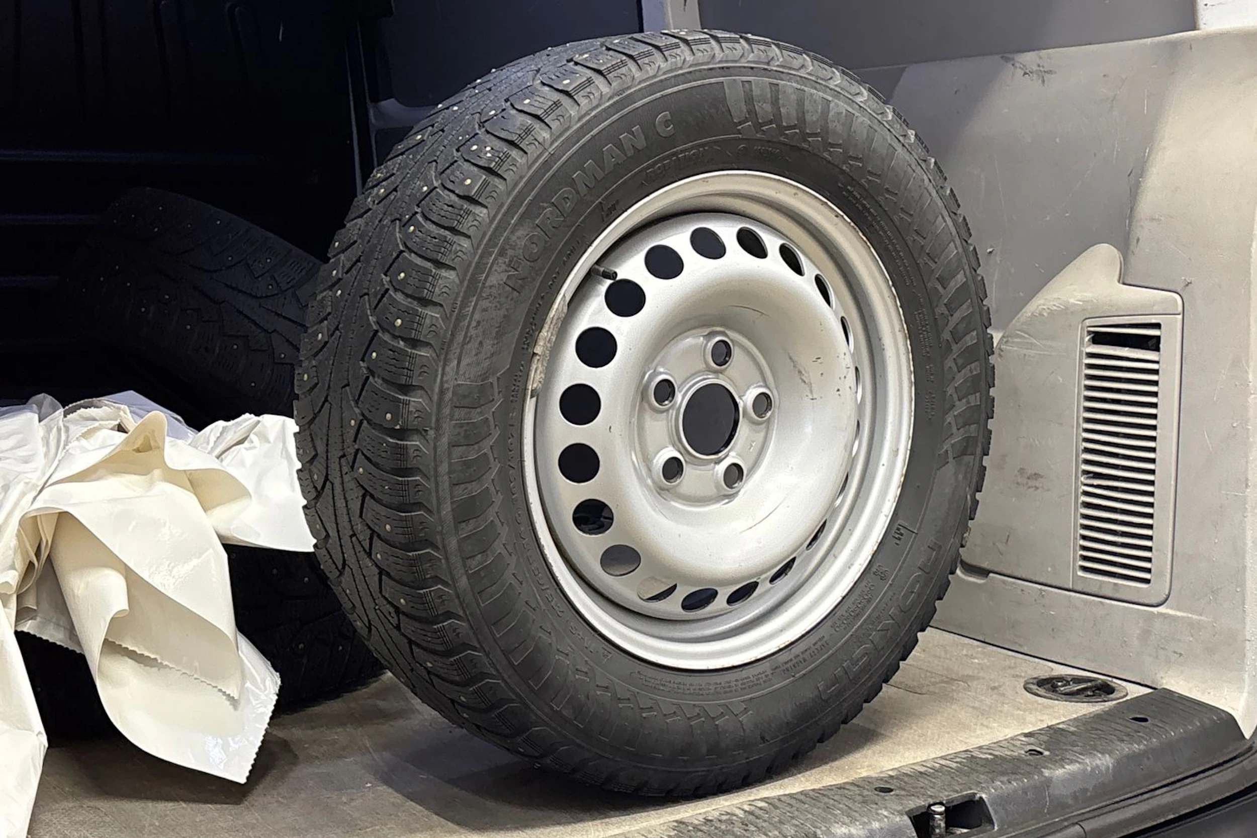 valkoinen Volkswagen Transporter 2017 kuva 13.