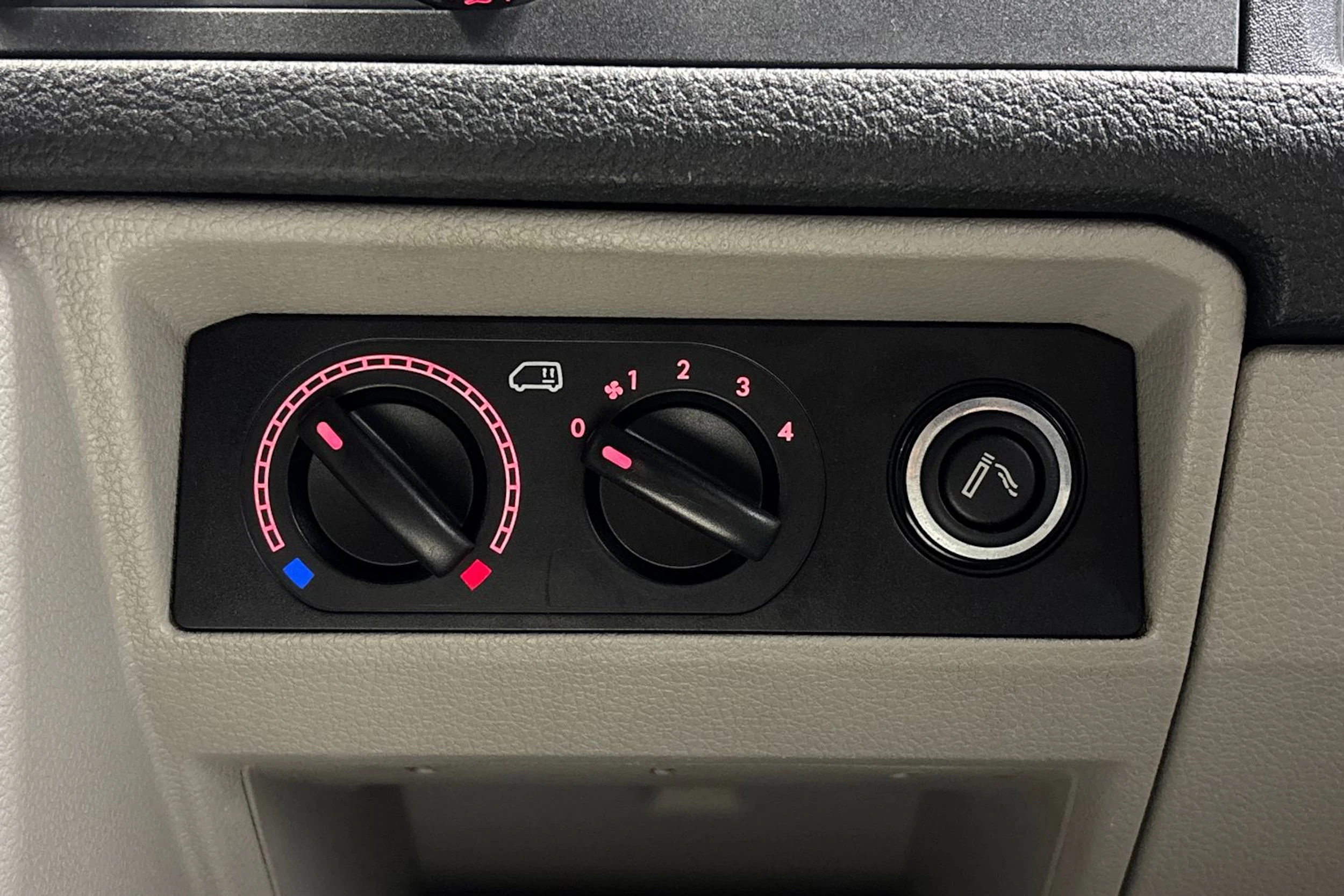 valkoinen Volkswagen Transporter 2017 kuva 24.