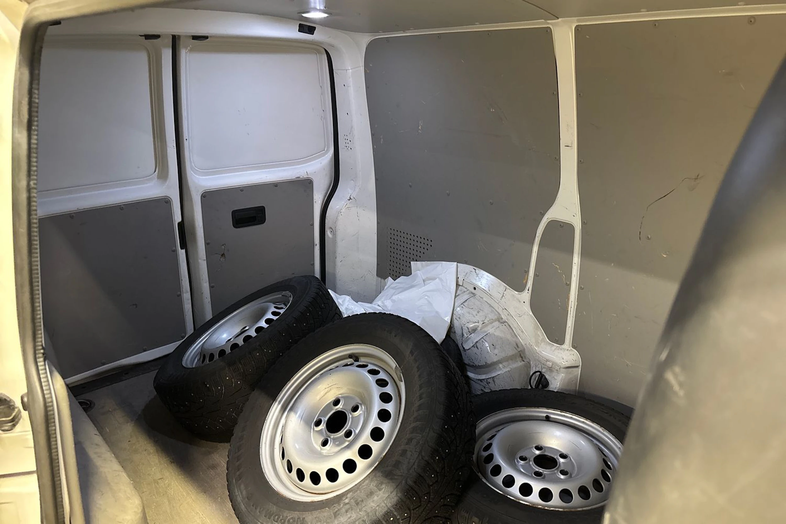 valkoinen Volkswagen Transporter 2017 kuva 26.