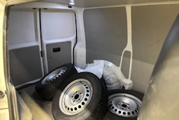 valkoinen Volkswagen Transporter 2017 kuva 26.