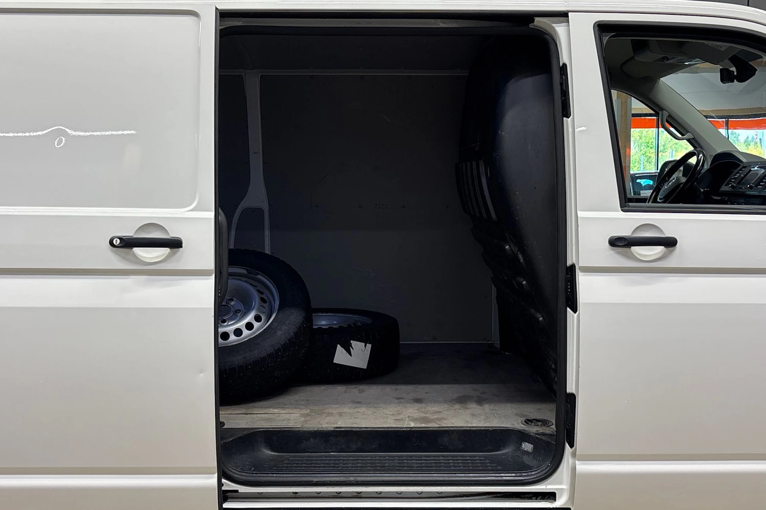 valkoinen Volkswagen Transporter 2017 kuva 27.