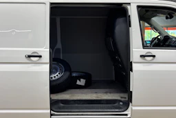 valkoinen Volkswagen Transporter 2017 kuva 27.