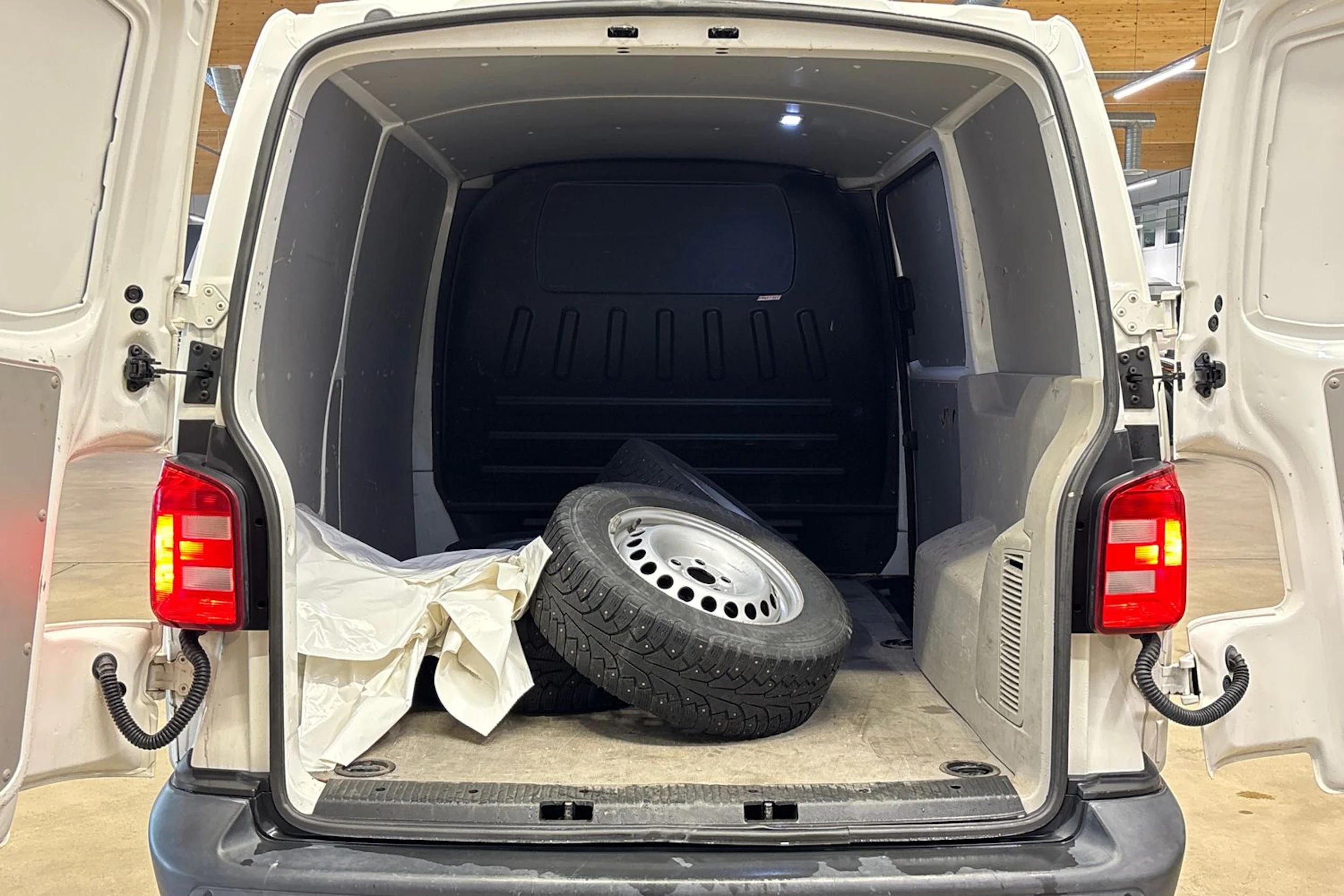 valkoinen Volkswagen Transporter 2017 kuva 28.