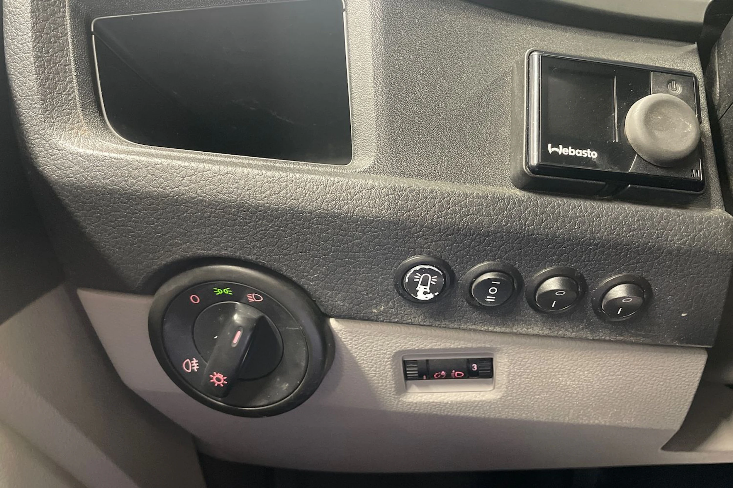valkoinen Volkswagen Transporter 2017 kuva 18.
