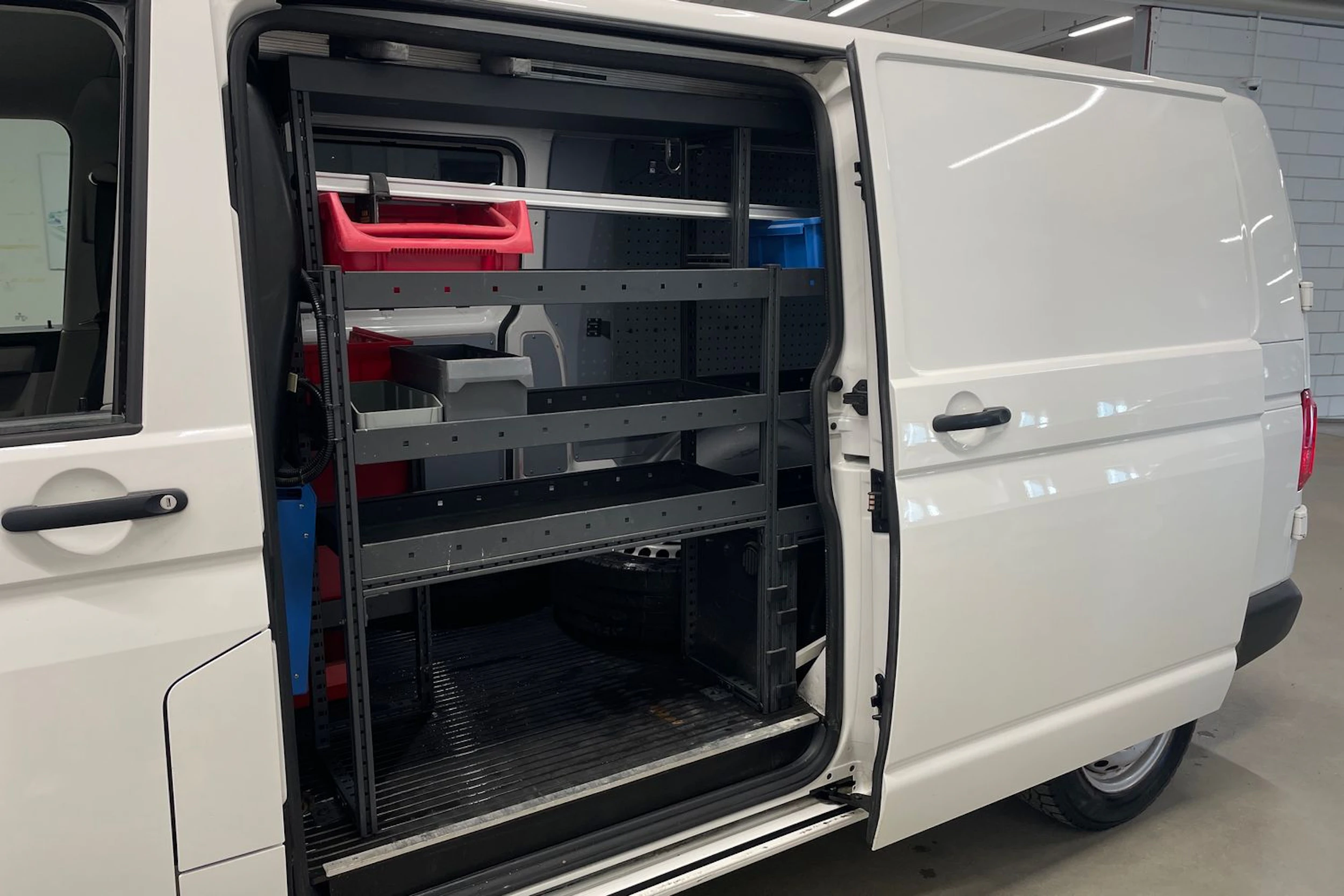 valkoinen Volkswagen Transporter 2017 kuva 22.
