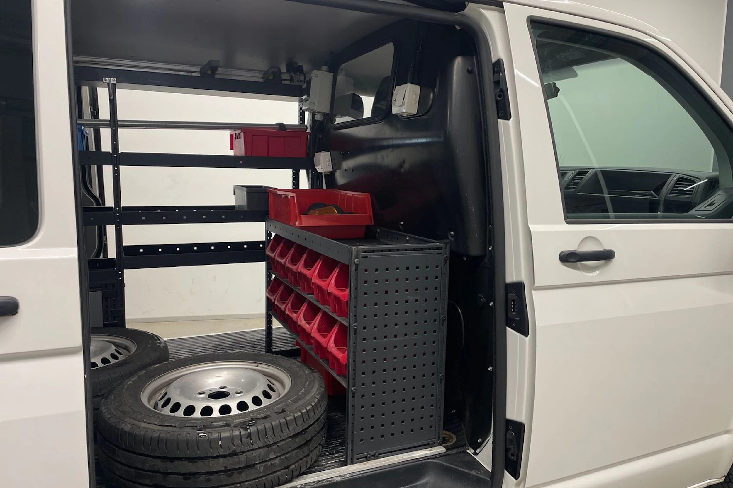 valkoinen Volkswagen Transporter 2017 kuva 23.