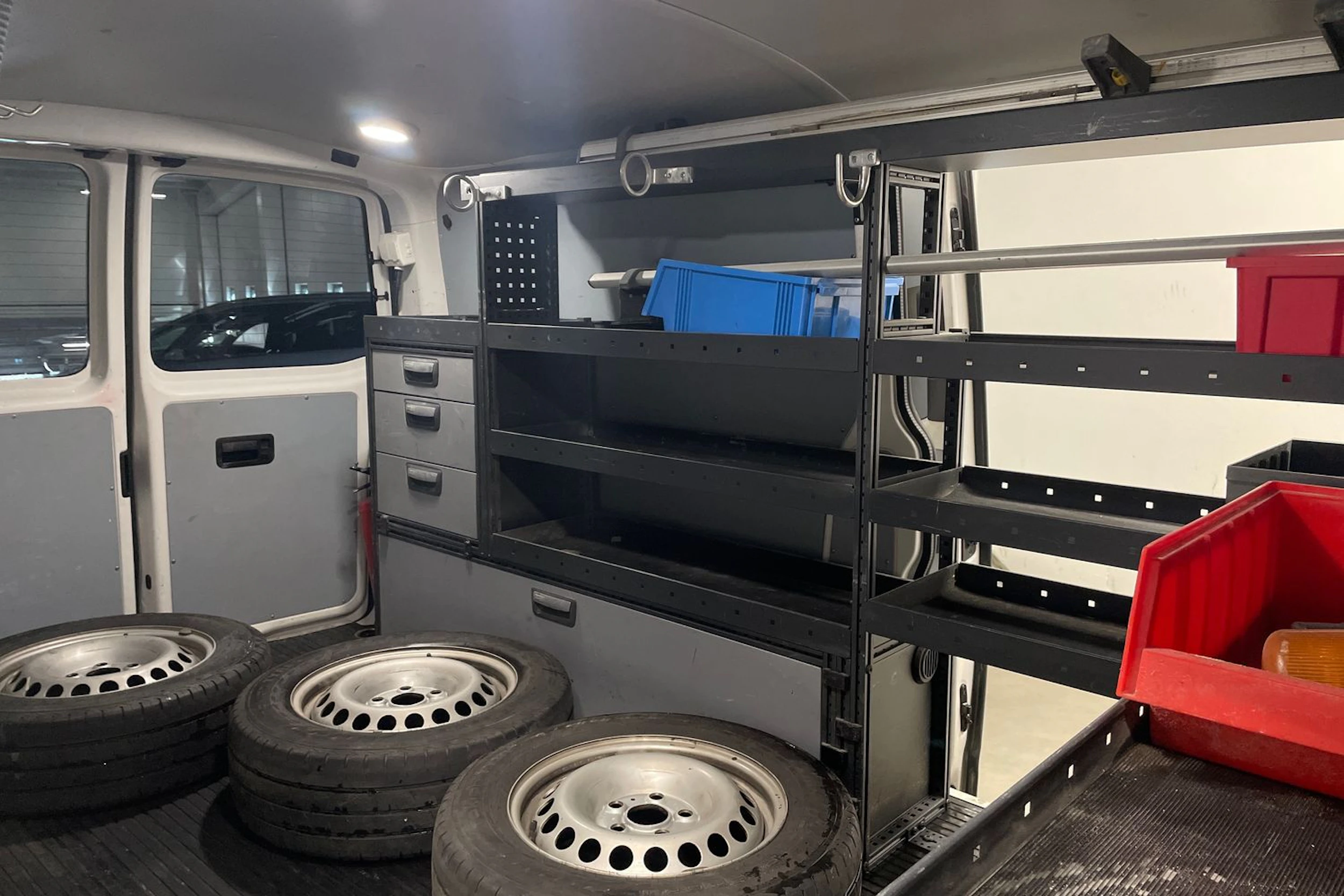 valkoinen Volkswagen Transporter 2017 kuva 24.