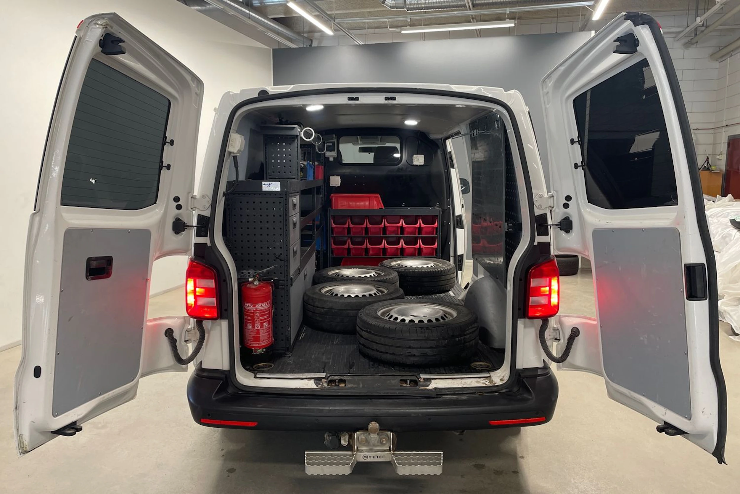 valkoinen Volkswagen Transporter 2017 kuva 25.