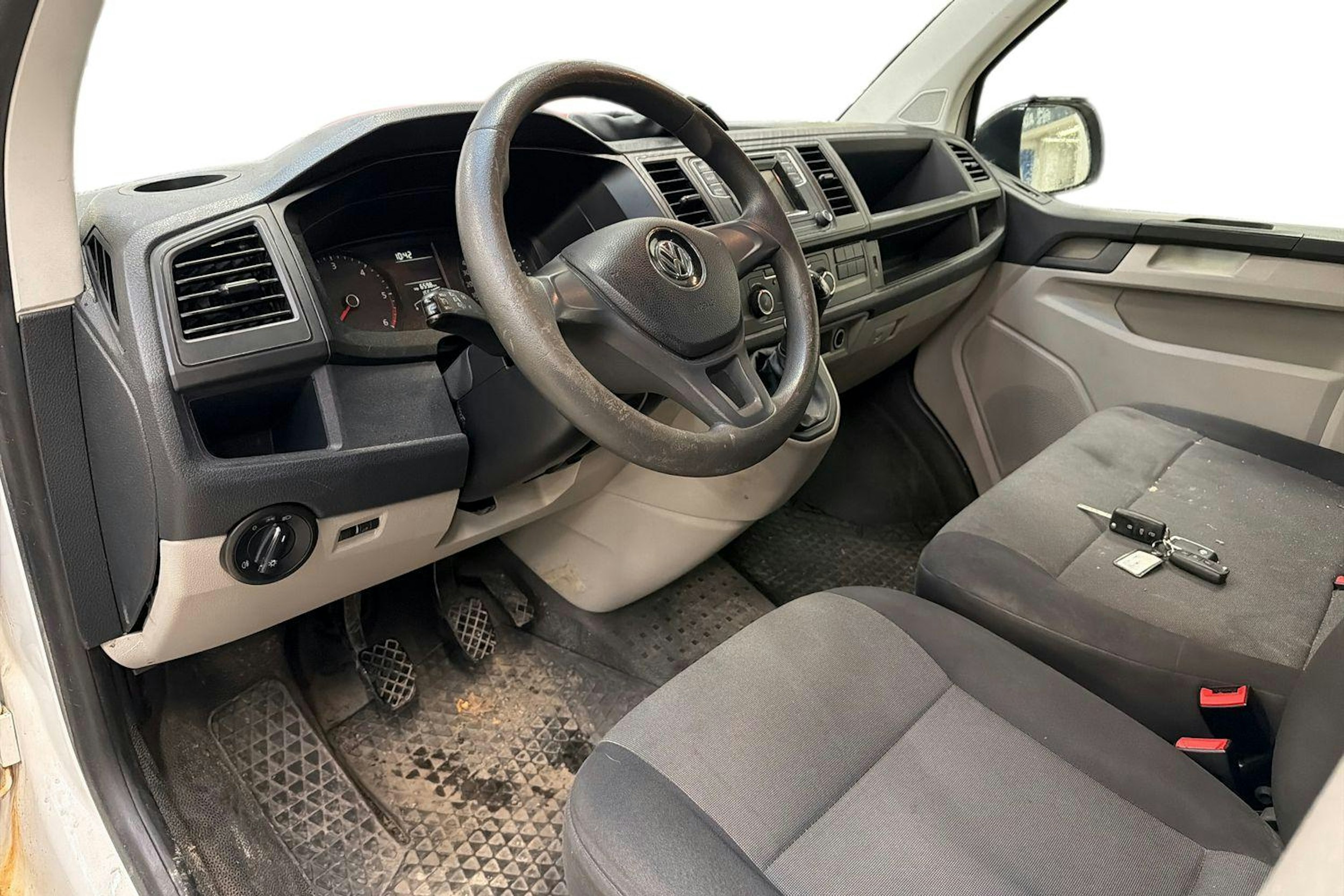 valkoinen Volkswagen Transporter 2017 kuva 3.