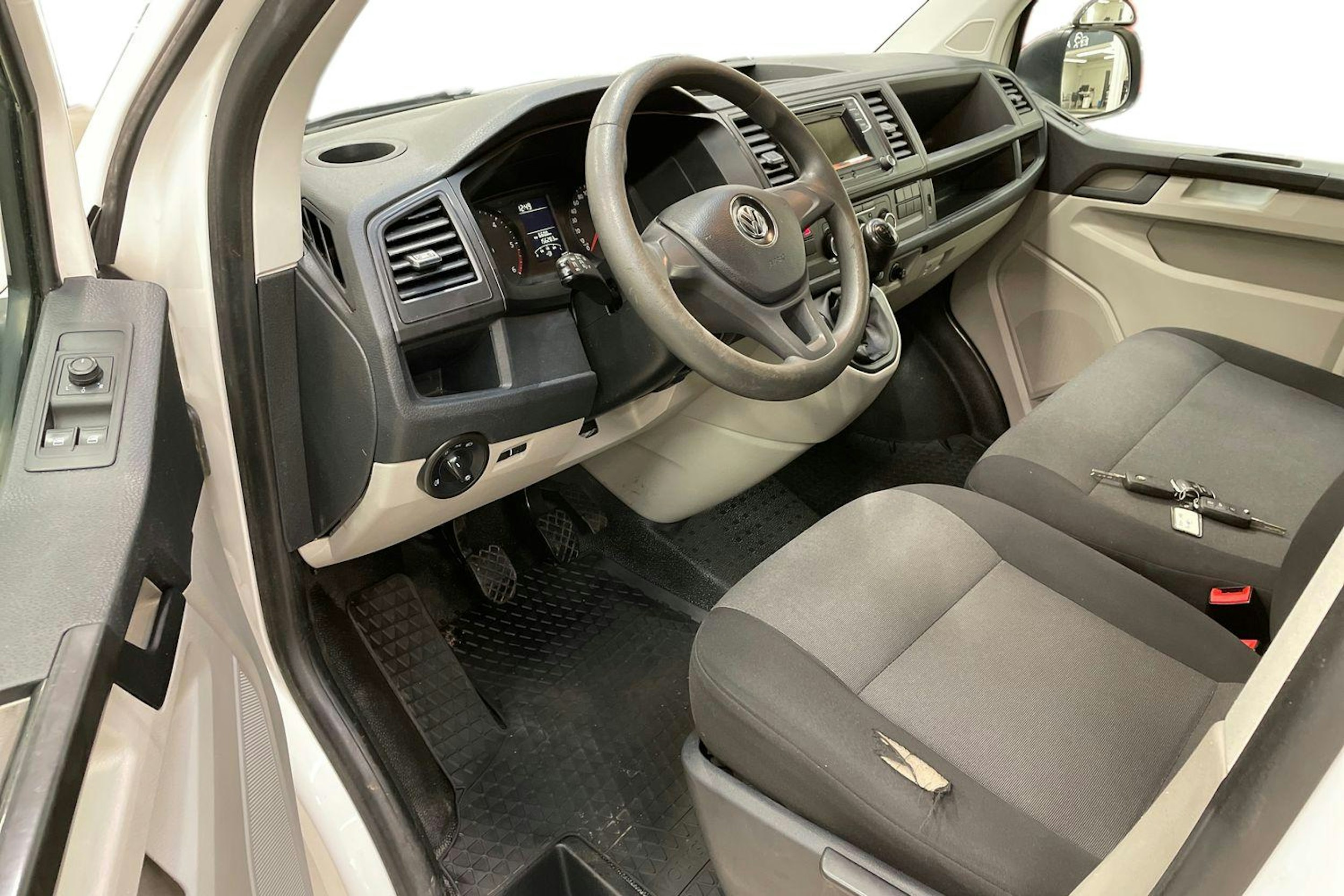 valkoinen Volkswagen Transporter 2018 kuva 8.