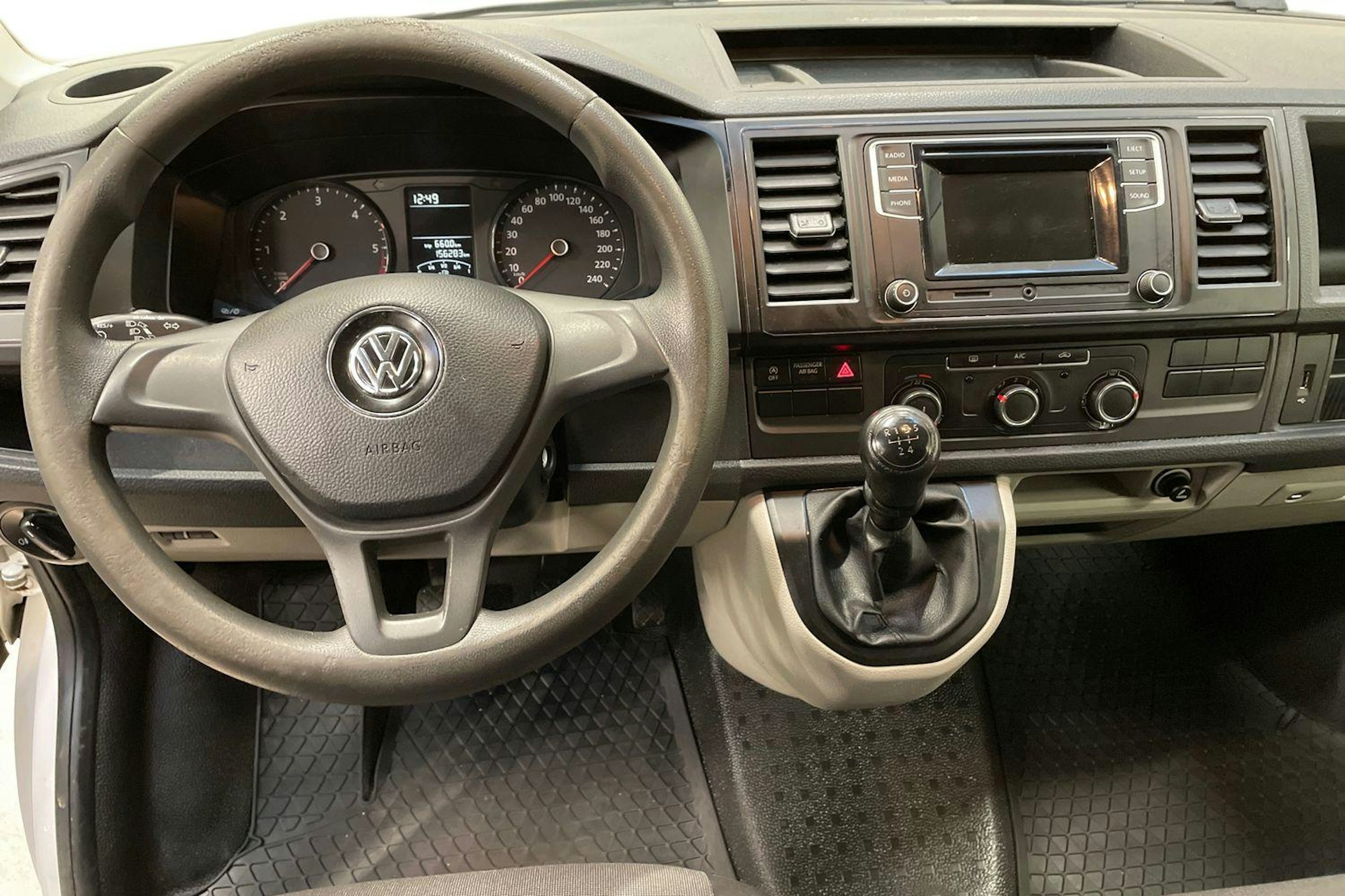valkoinen Volkswagen Transporter 2018 kuva 9.