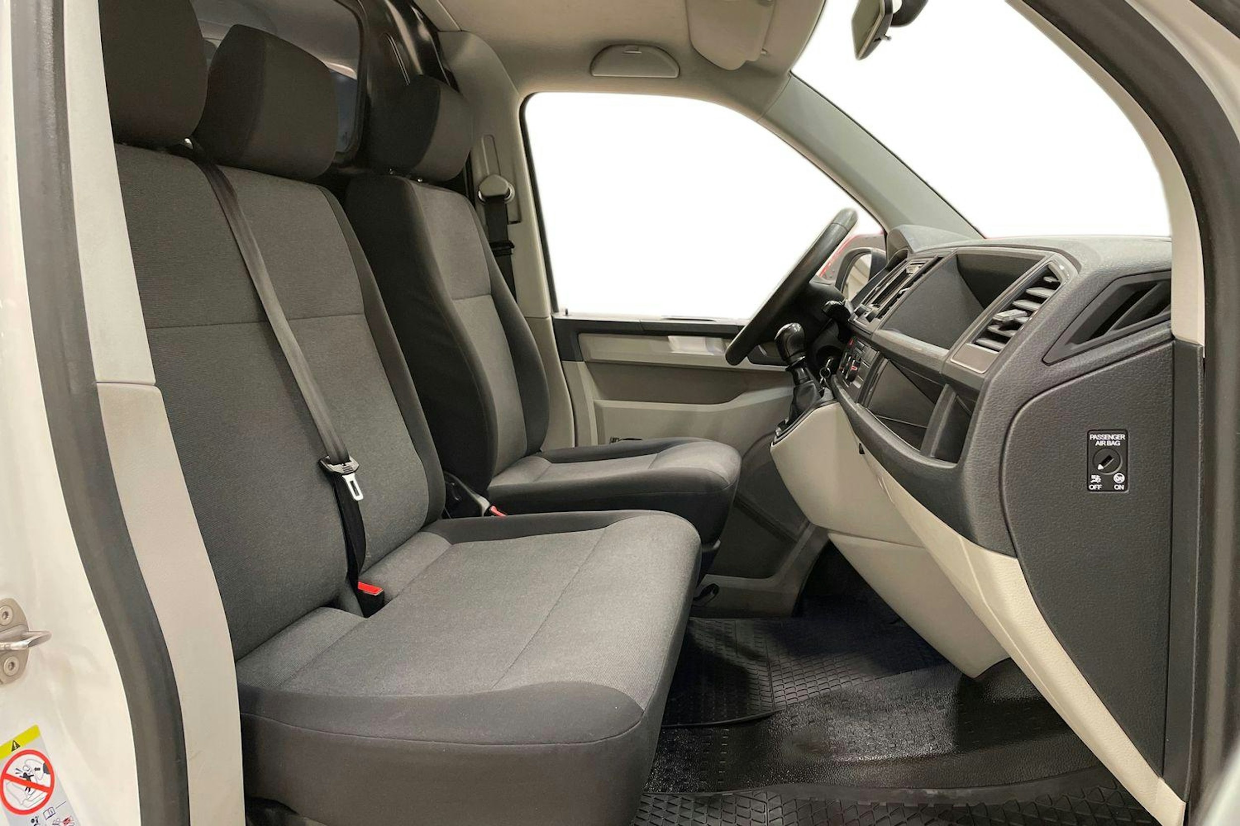 valkoinen Volkswagen Transporter 2018 kuva 11.