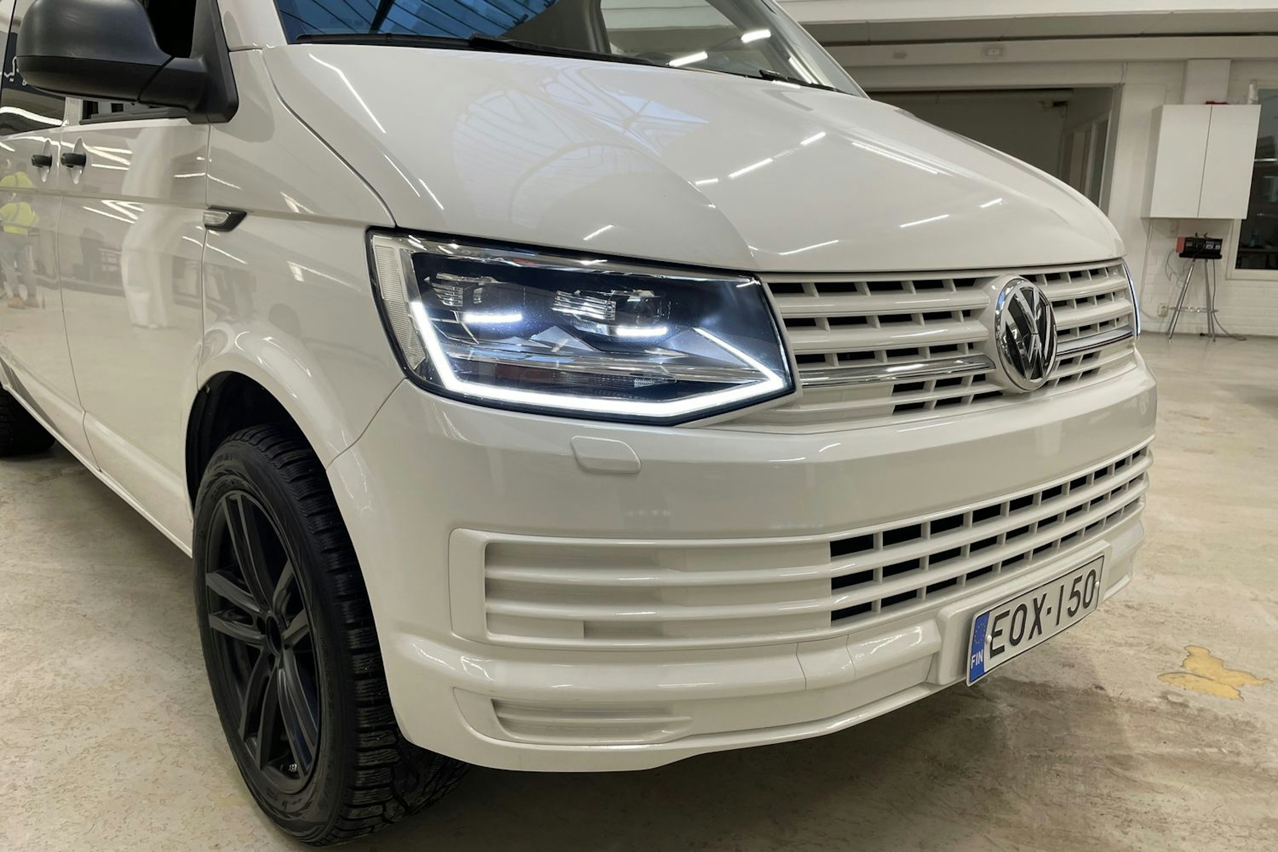 valkoinen Volkswagen Transporter 2018 kuva 15.