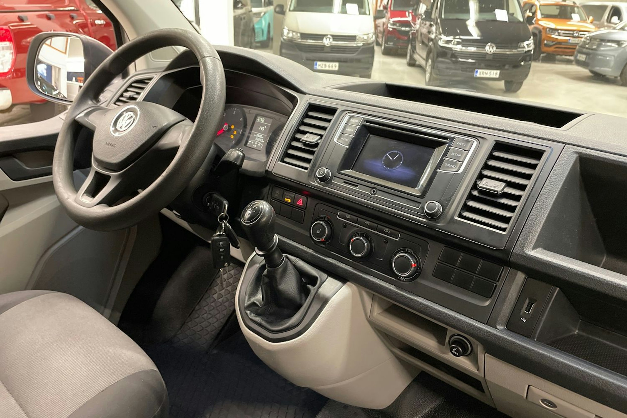 valkoinen Volkswagen Transporter 2018 kuva 16.