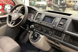 valkoinen Volkswagen Transporter 2018 kuva 16.