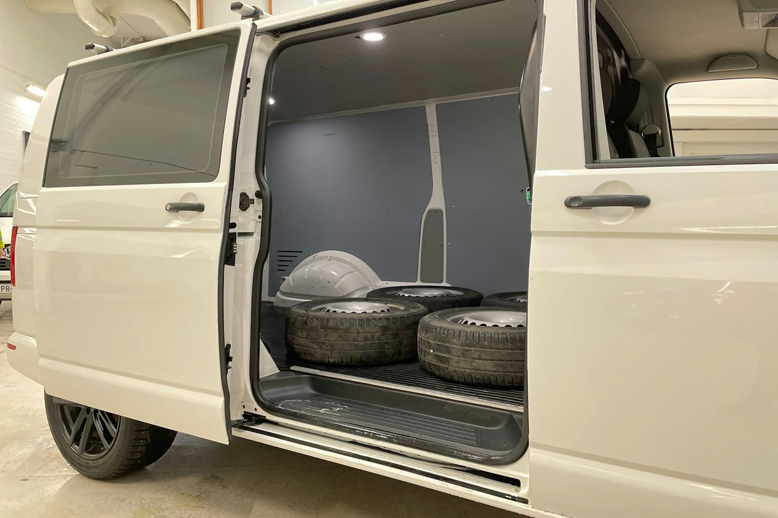 valkoinen Volkswagen Transporter 2018 kuva 18.