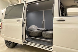 valkoinen Volkswagen Transporter 2018 kuva 18.