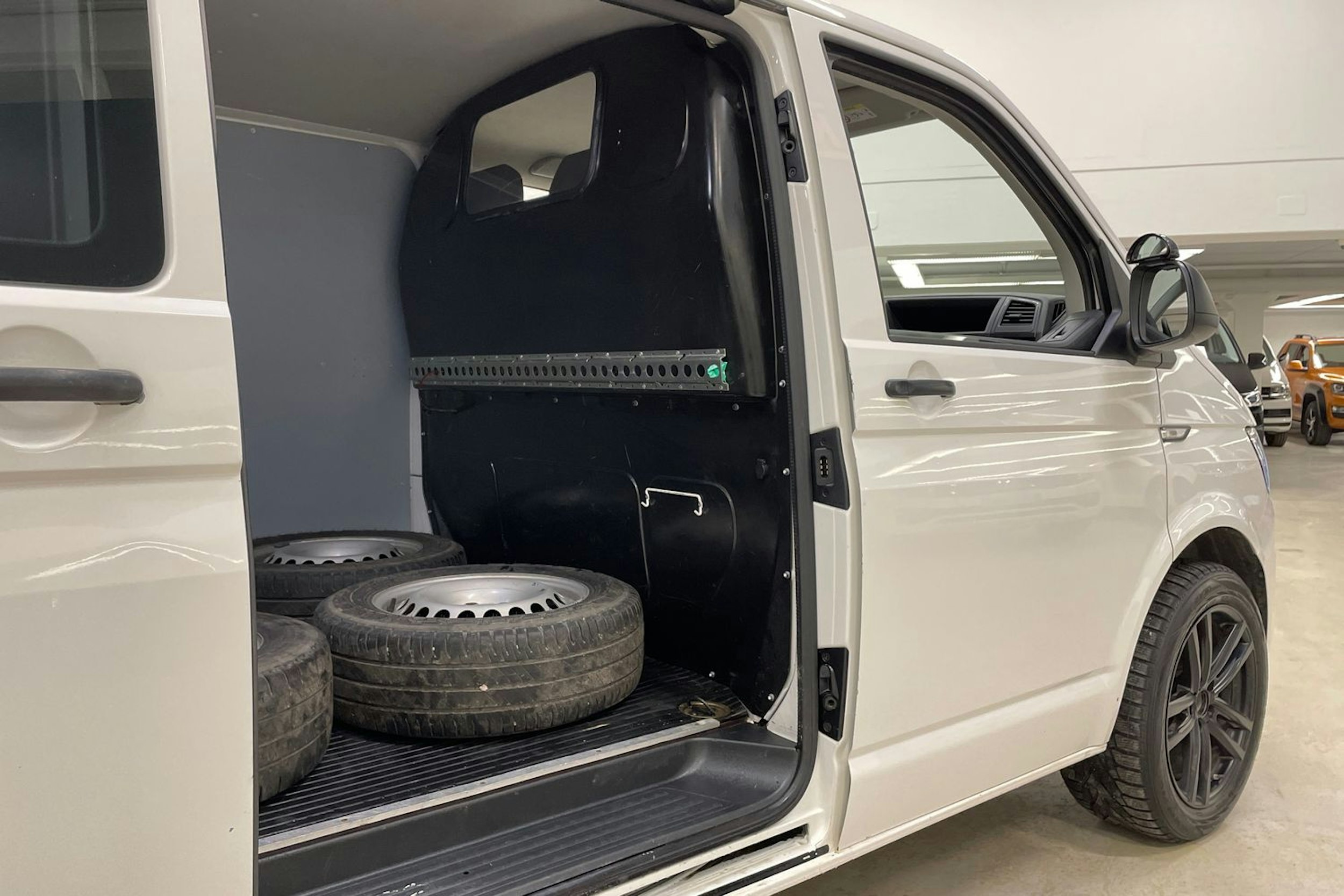 valkoinen Volkswagen Transporter 2018 kuva 19.